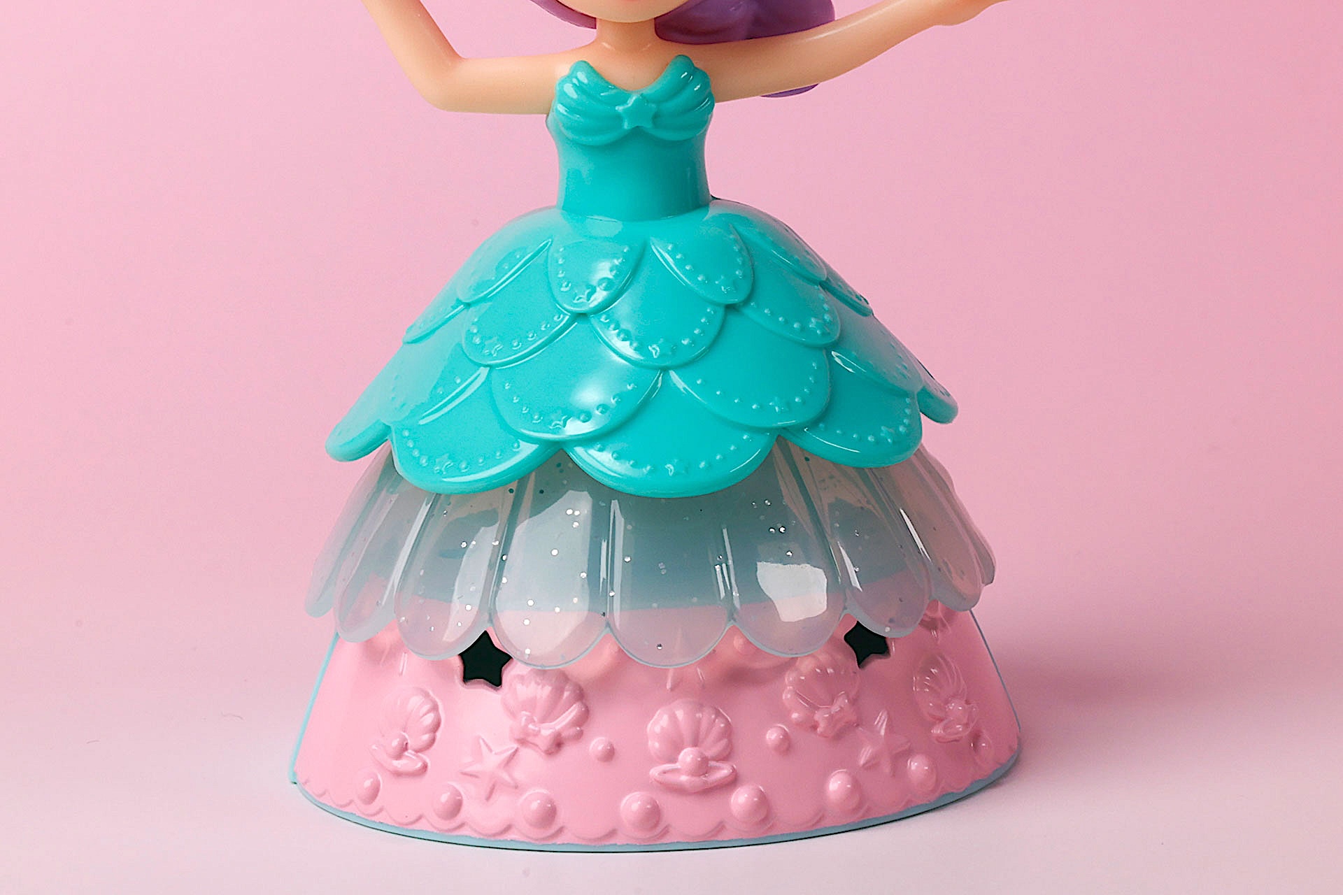 ロングドレスの裾には貝がちりばめられている