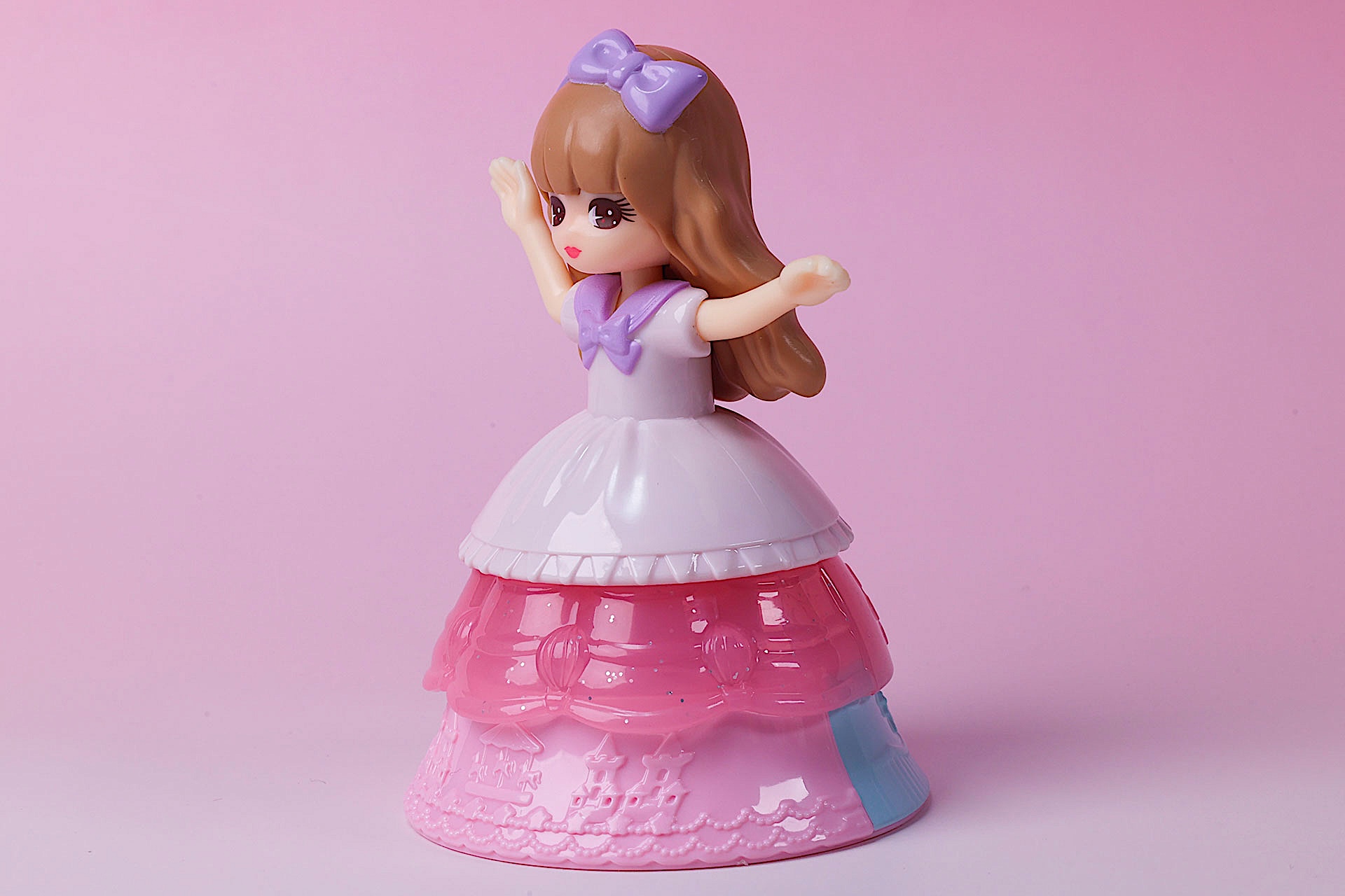 頭には大きなリボンが付けられている