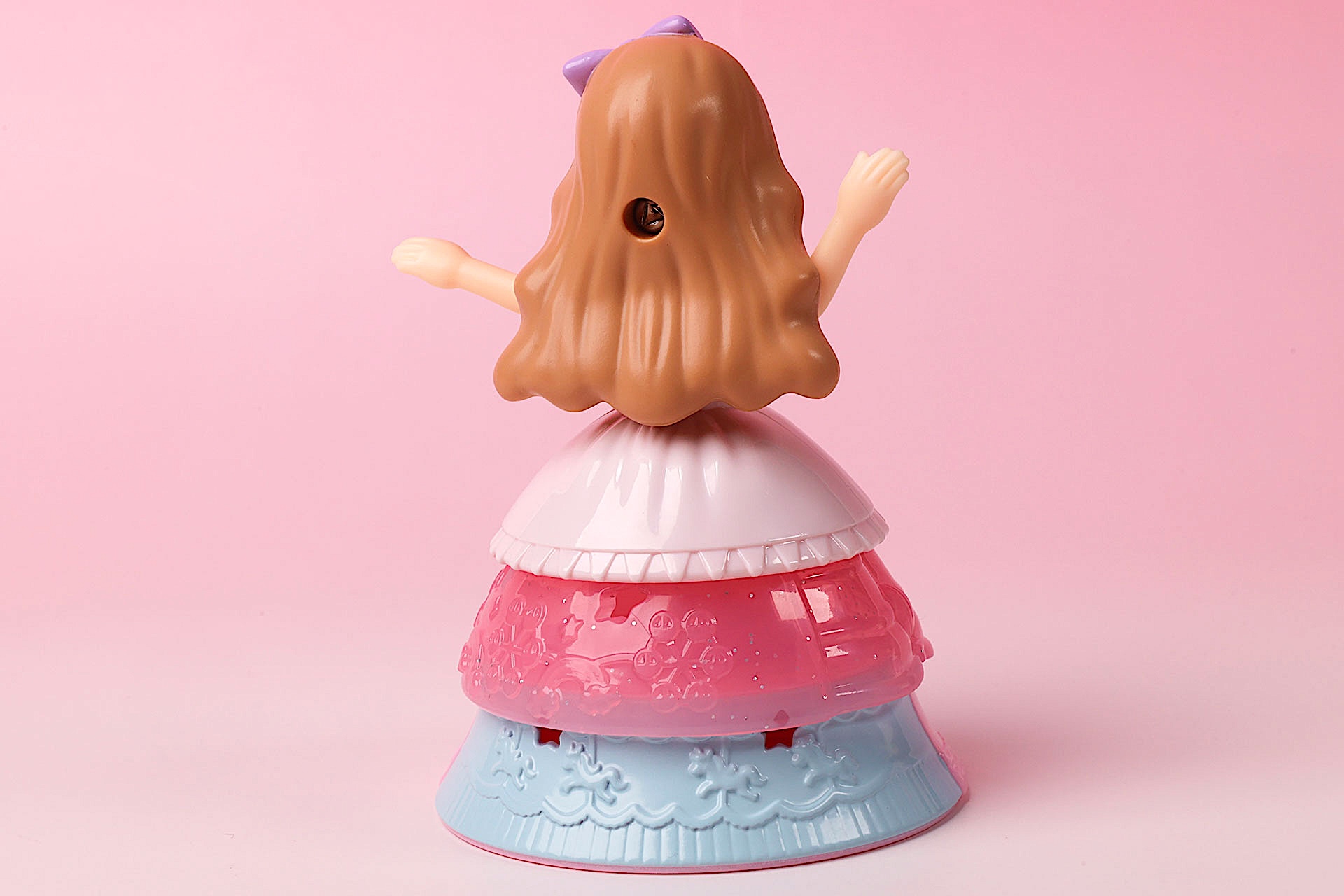 髪はウエーブが掛かっている