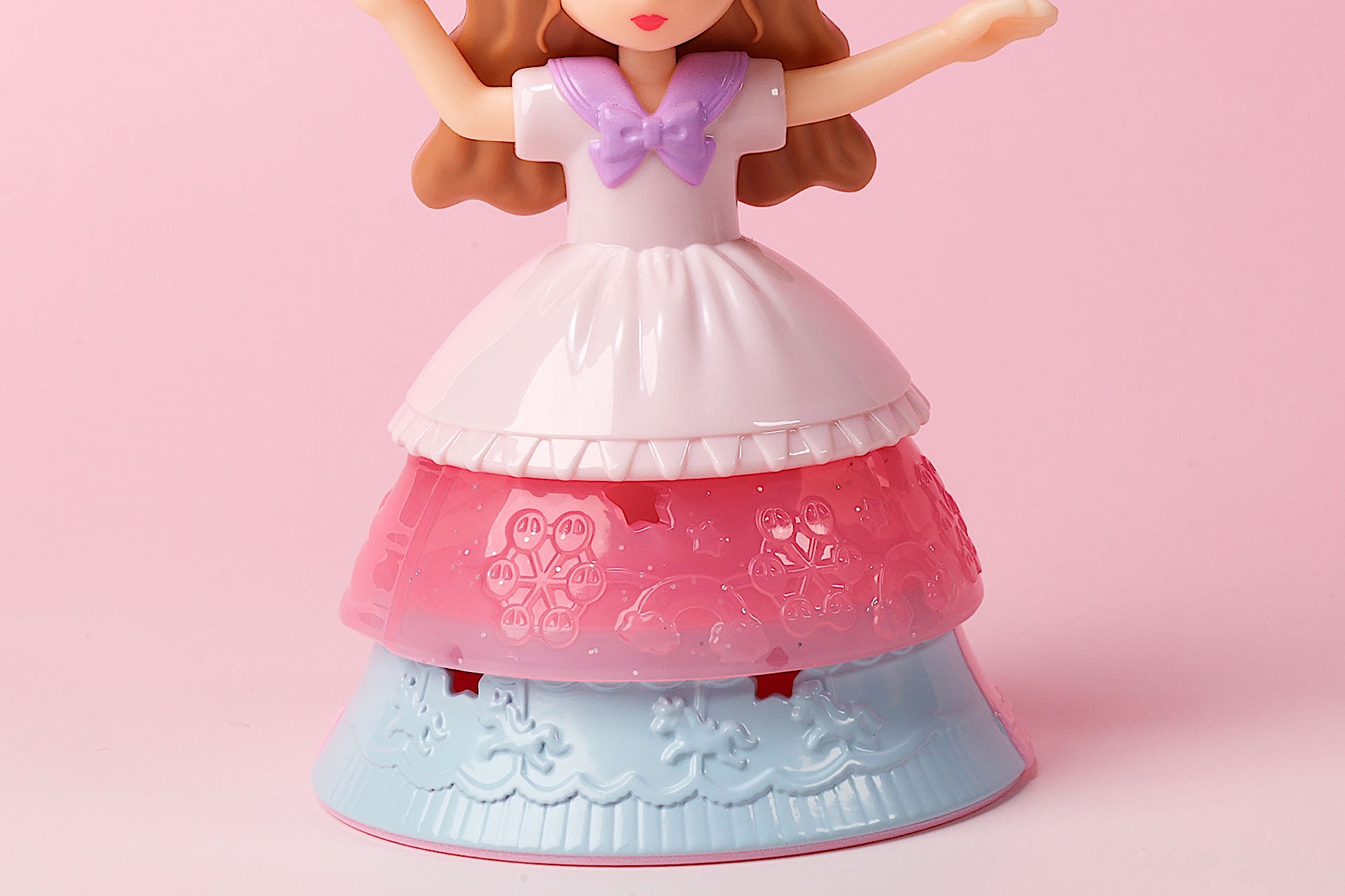 下段のドレスパーツは回転することで色も変わる