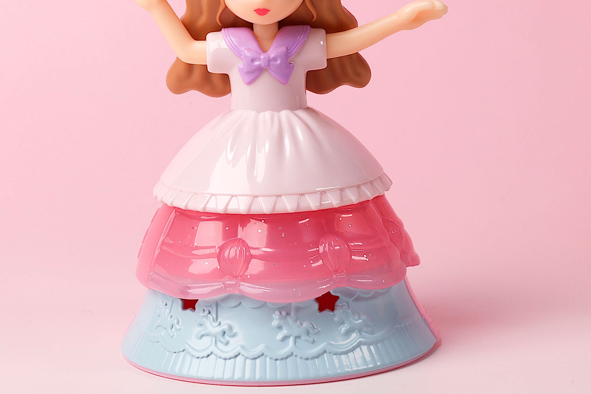 中段のドレスパーツは、装飾が大きく変化する