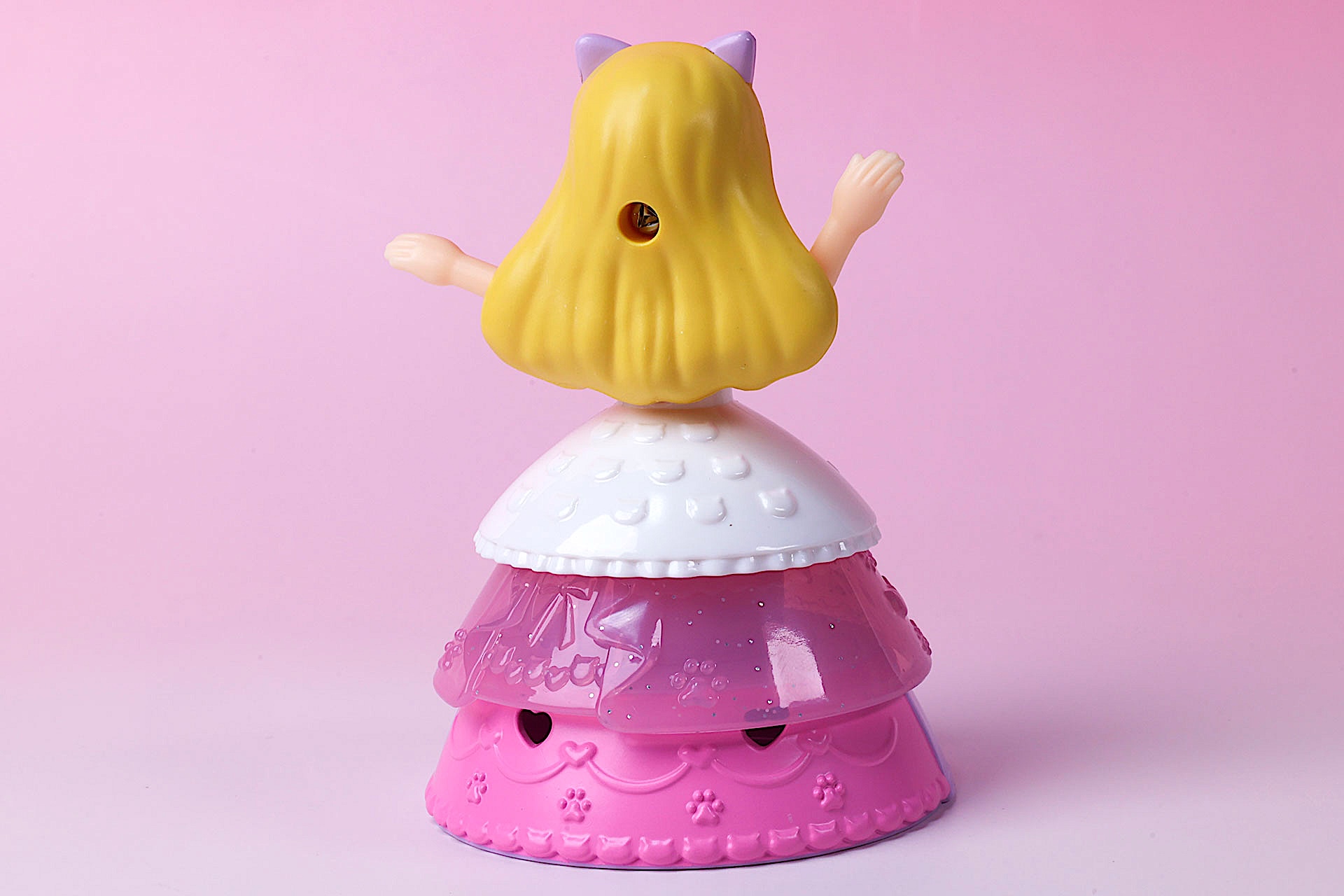 サイズの関係もあり、中段のドレスパーツなしで下段のパーツは付けられない仕様だ