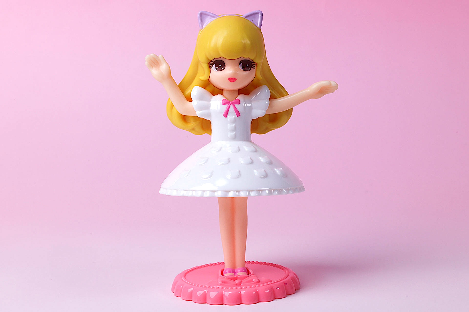 白いショートドレス姿も清楚な雰囲気でいい！