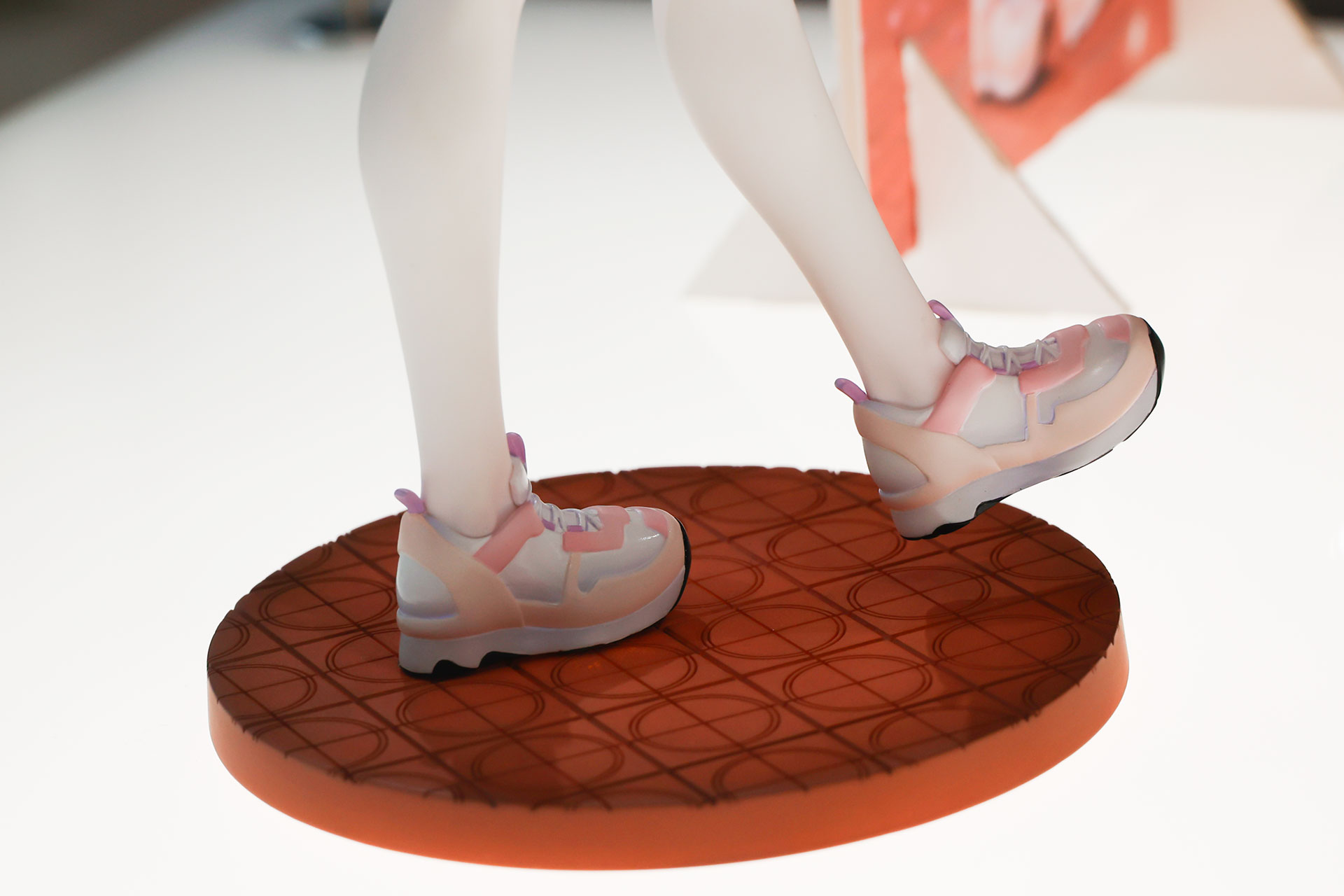 足元はかわいいデザインのシューズスタイルだ