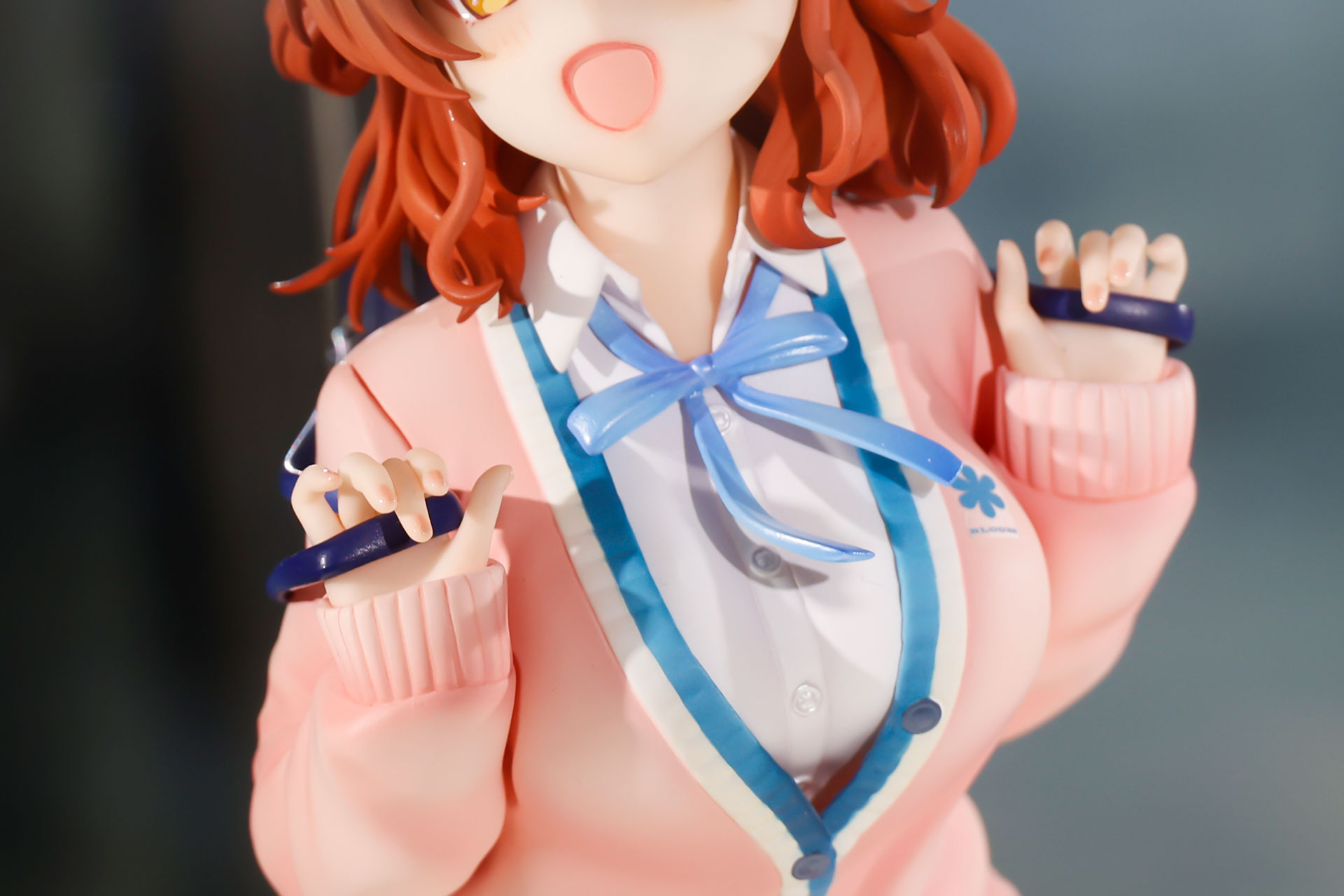 首元のリボンはふんわりと浮かび上がっている