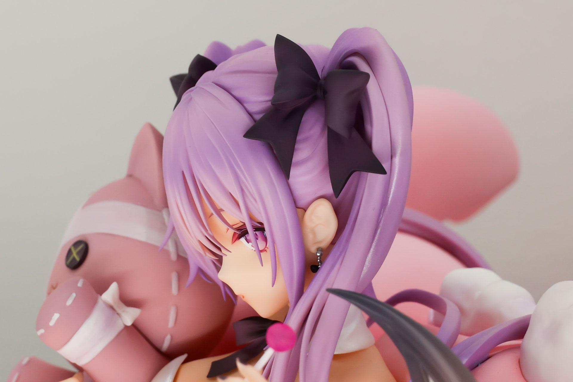 耳にはイヤリングが付けられている