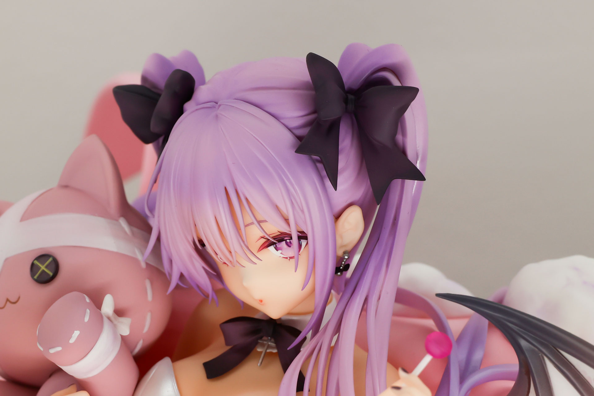 大きなリボンも特徴的である