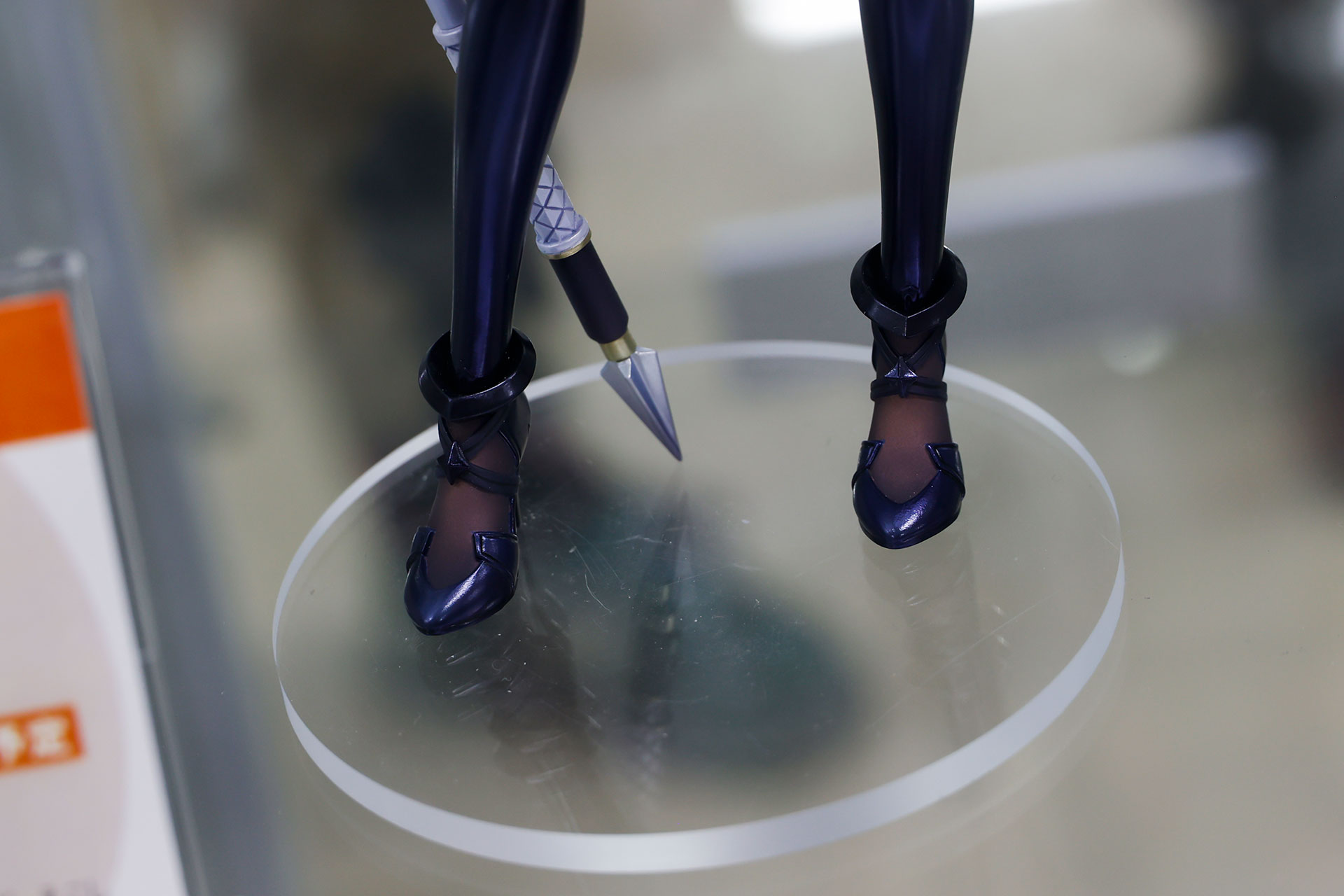 足元に身に付けている衣装もクールなデザインだ