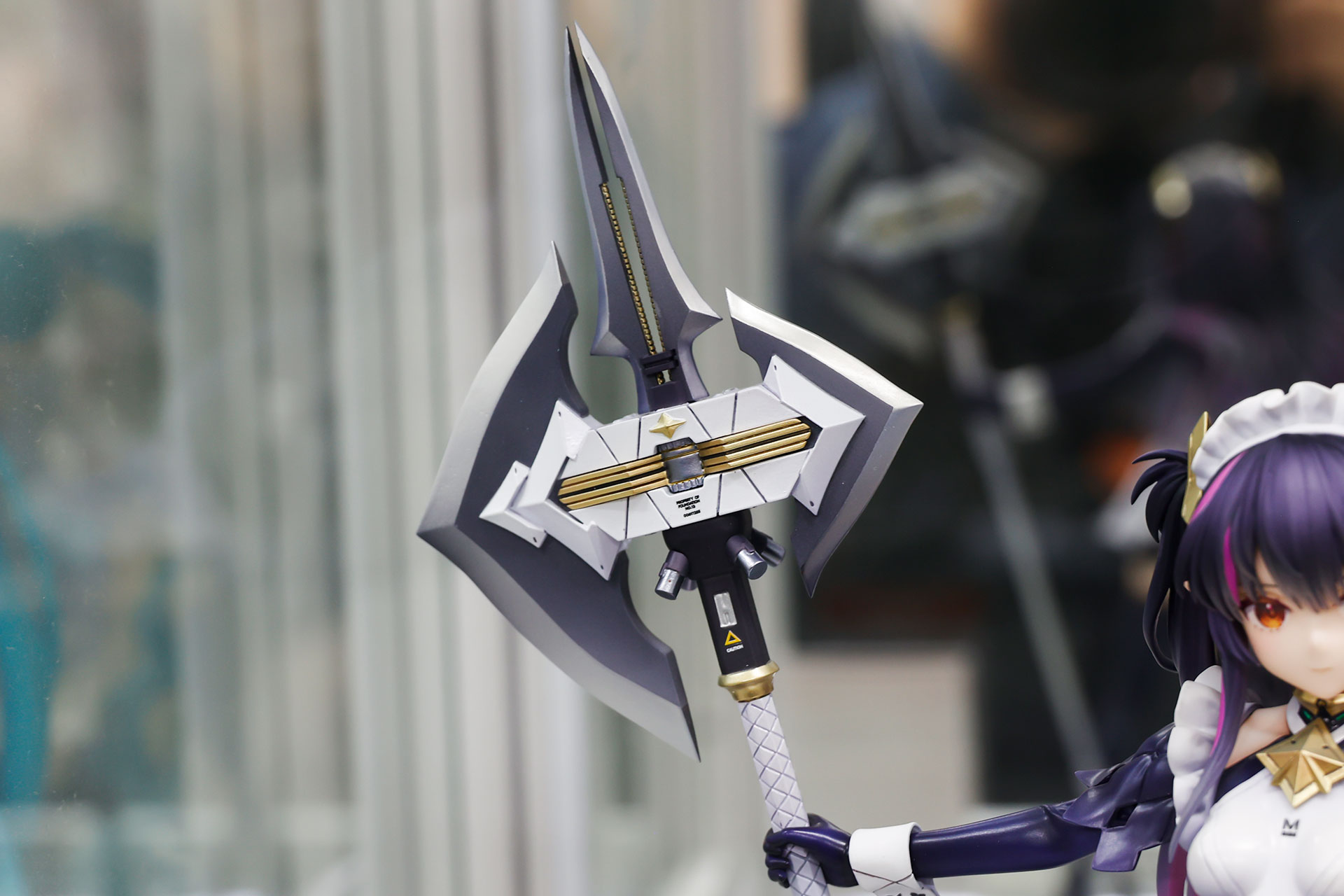 手には巨大な武器のハルバートを持っている