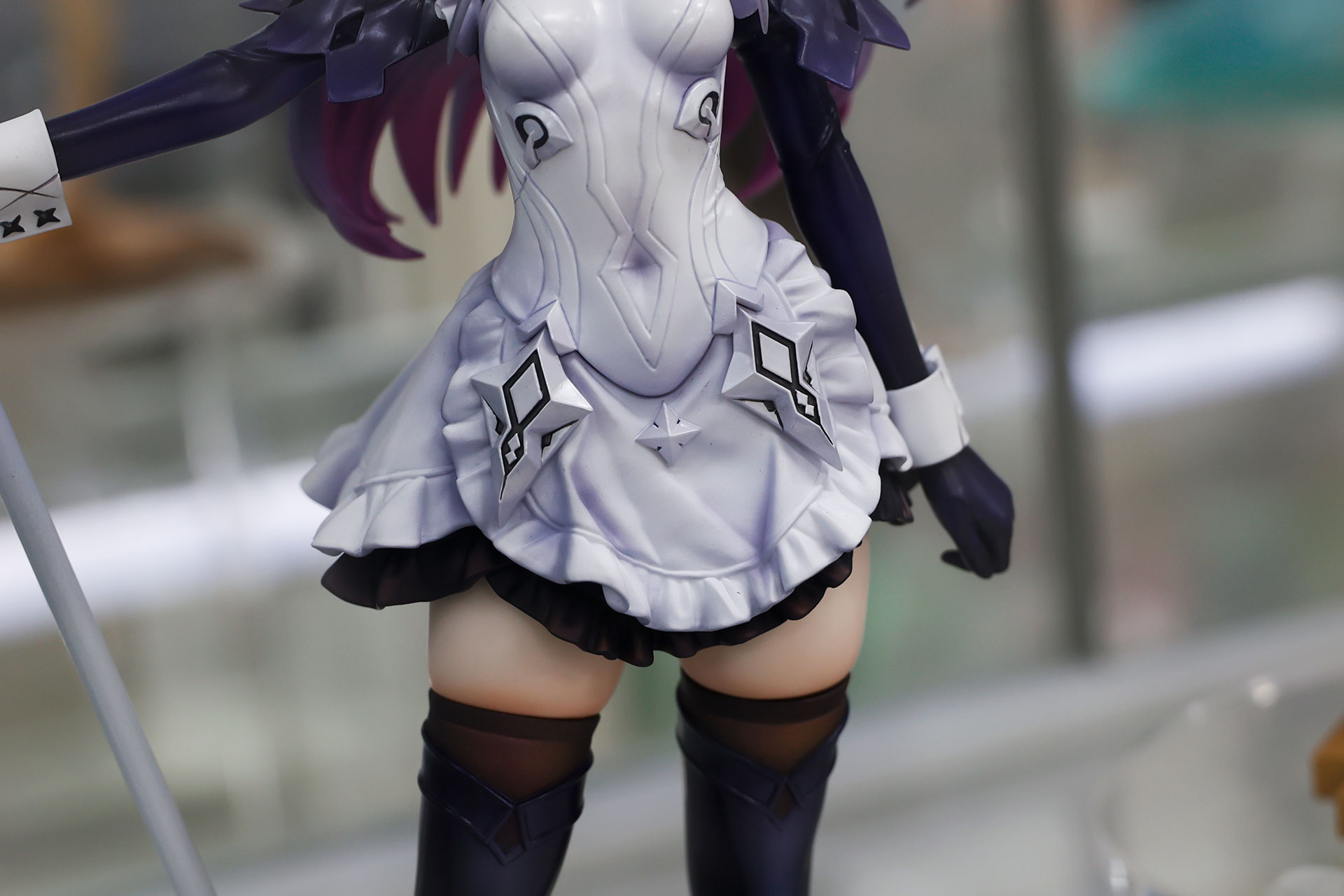 おへそのラインもクッキリと出ている