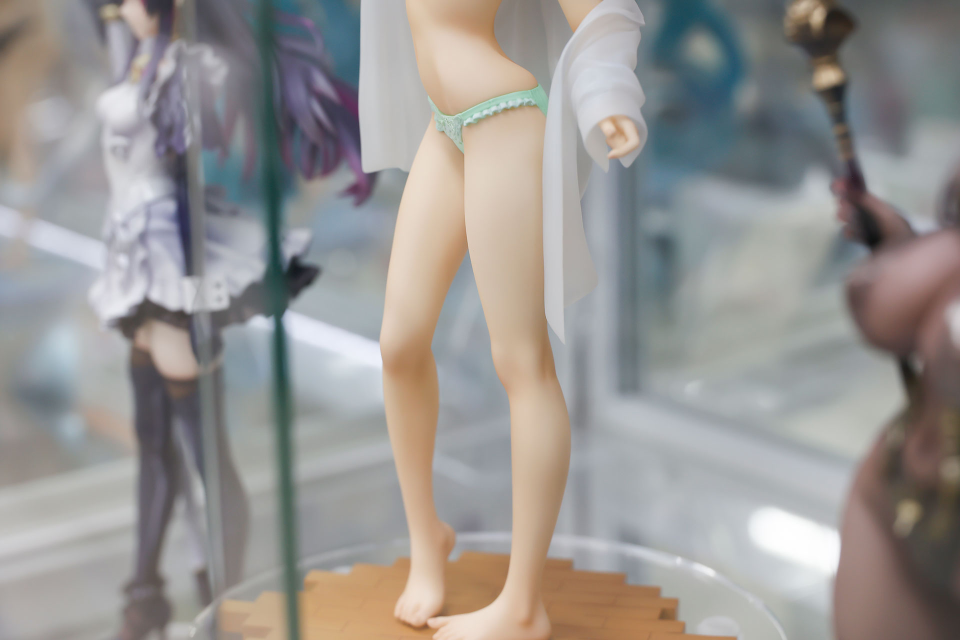 脚は独特のポーズを取っている