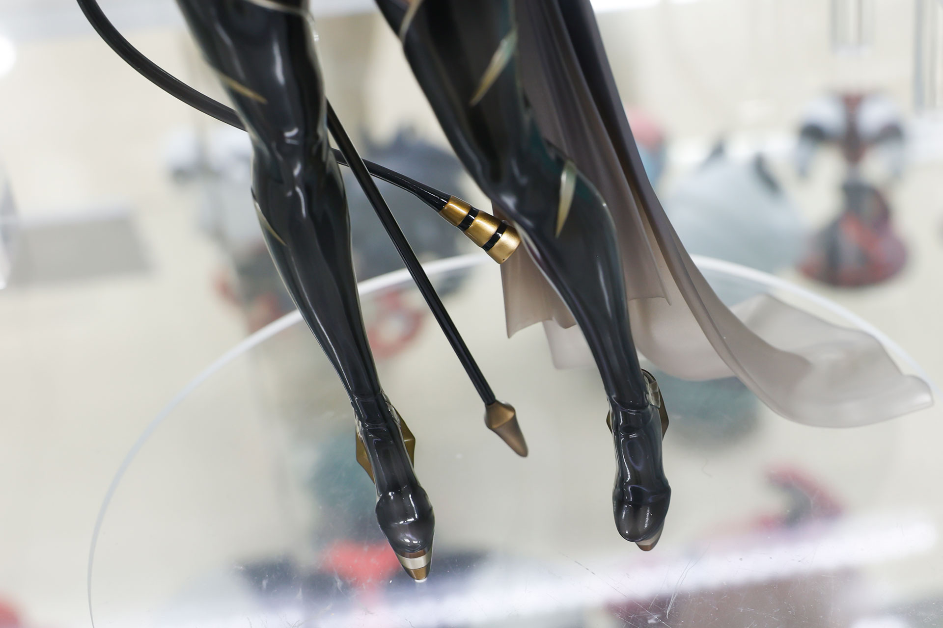 足元まで布が垂れ下がっている