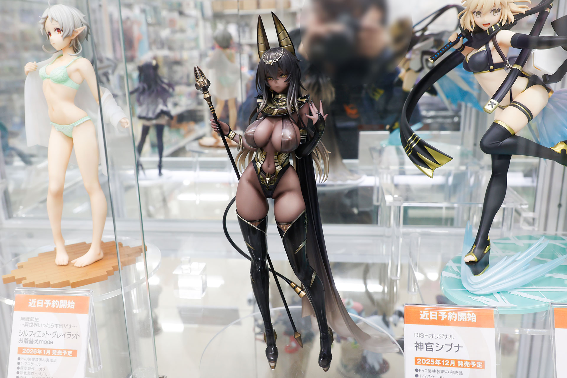 フィギュアの素材はPVCとABSで、全高は約280mmだ