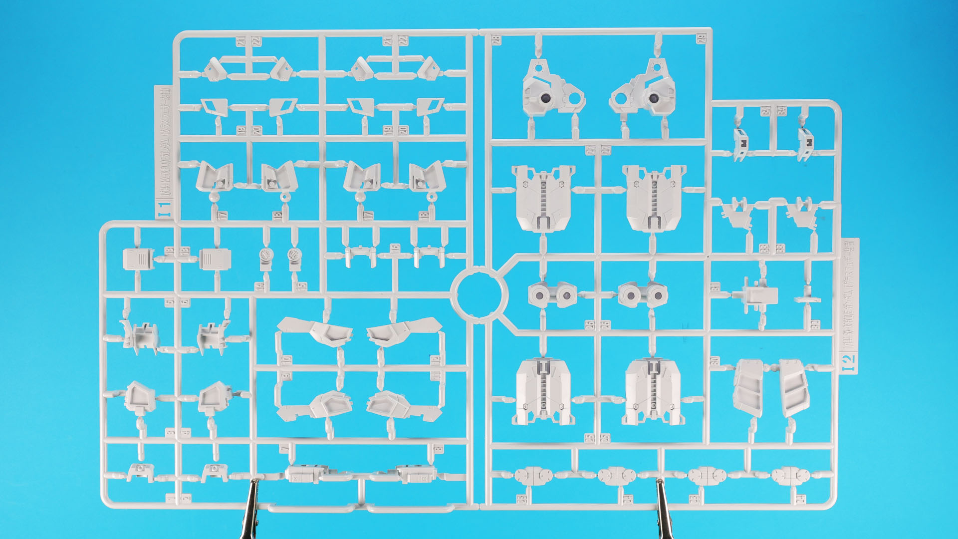 I1/I2:グラスフェザー装備用バックパックやガンダム用新規パーツ