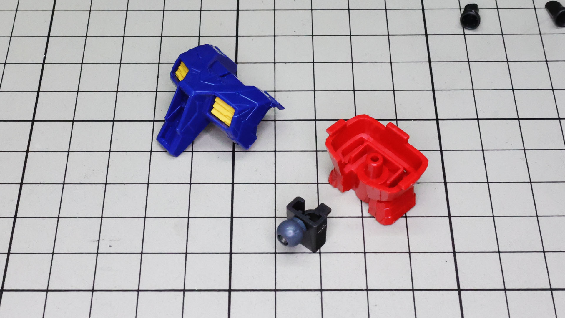 黄色いダクトは胸部パーツの裏から組み込みます