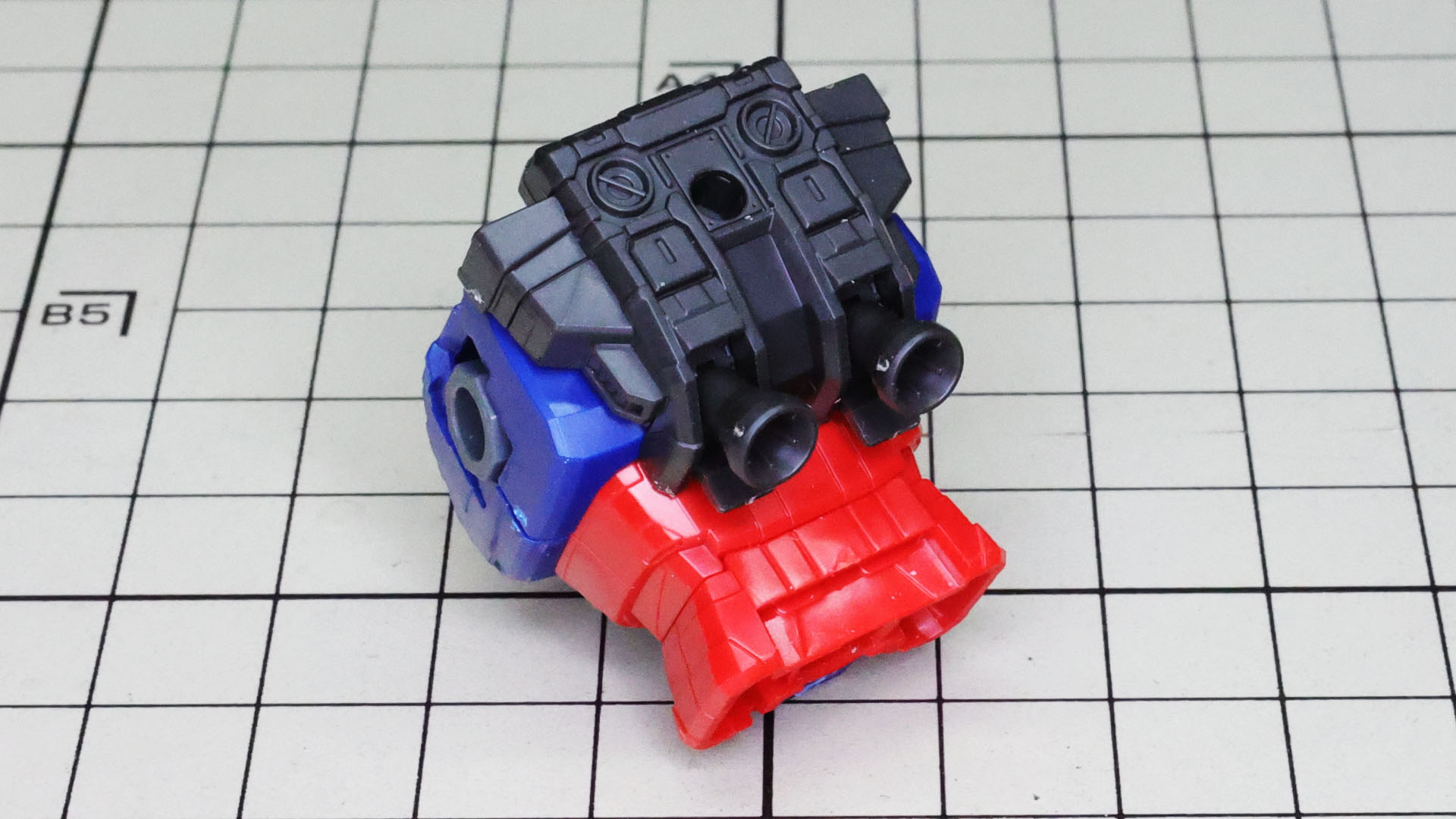 グラスフェザー装備を取り付ける場合はノズルが片側1個のものになり、ガンダム像の場合は片側2連ノズルになります