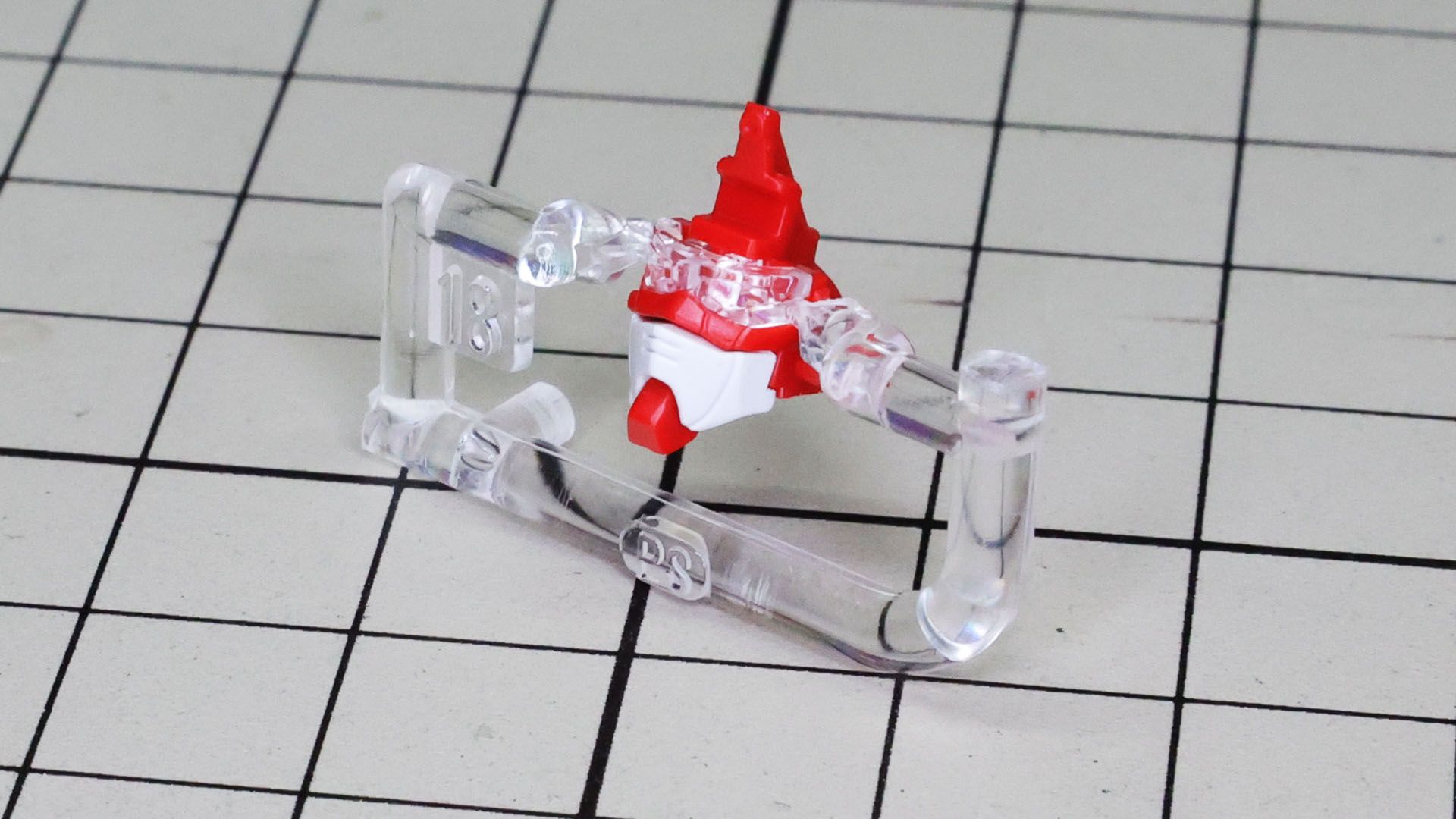 マスクはツインアイのクリアパーツをランナーに残したまま組めます。ゲート跡はキレイに！