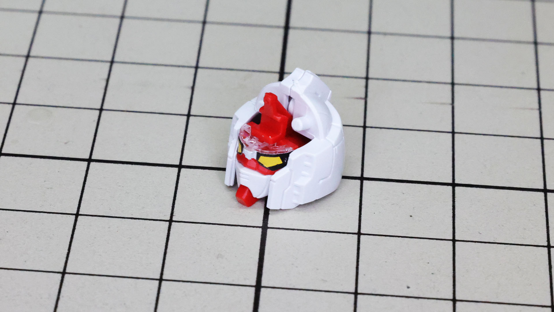 ツインアイのシールを貼りこんでヘルメットで覆っていきます