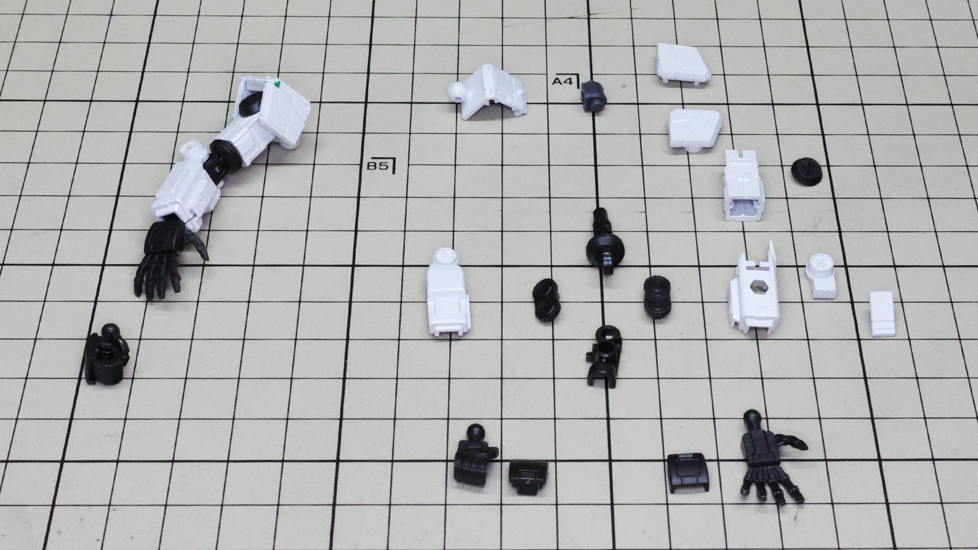 右腕を組んであります。メカフレーム採用の肘の二重関節ですばらしい可動性能を持っています