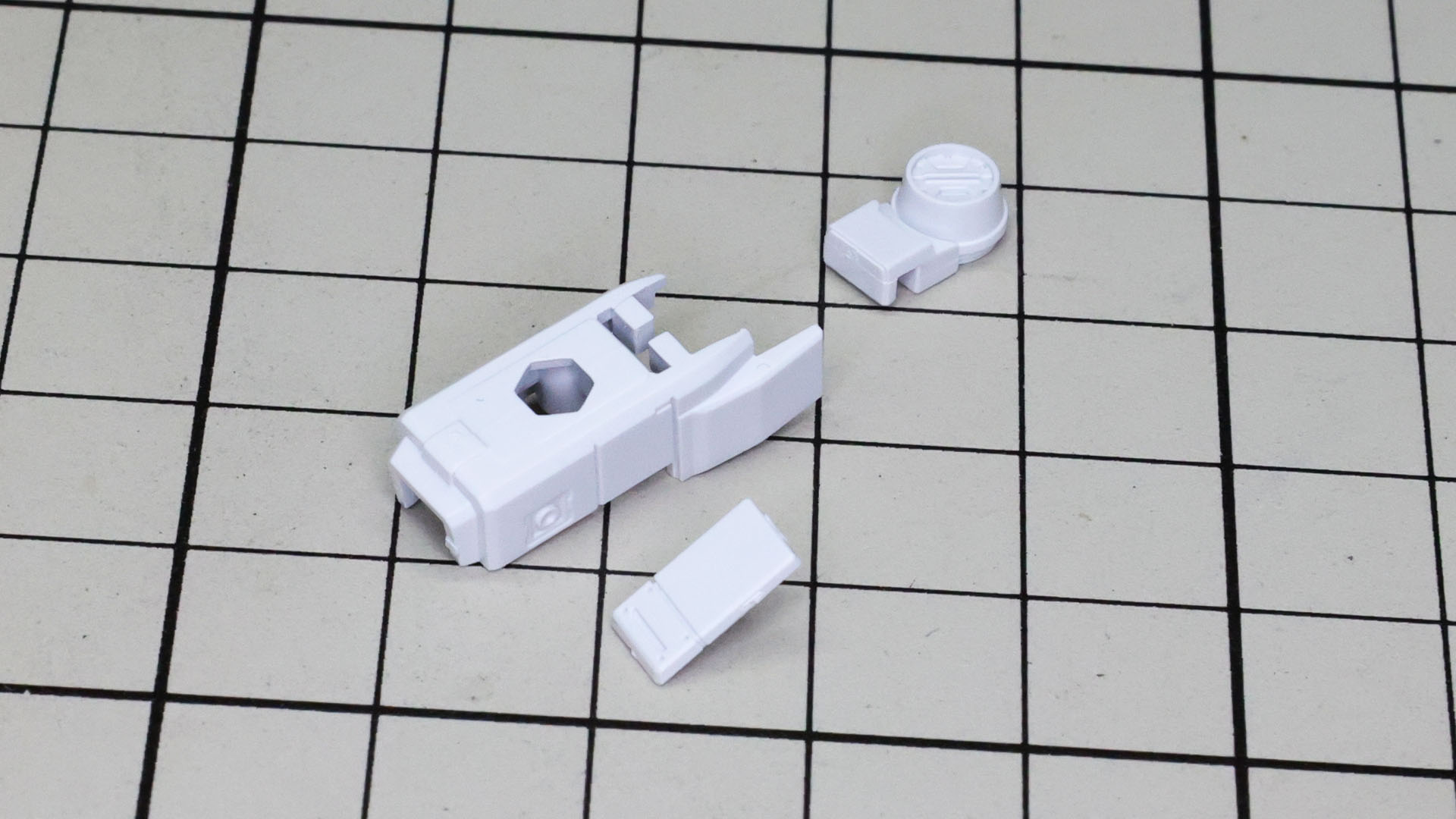 前腕の新規パーツ。肘のフィールドモーターコア部を別パーツ化されています