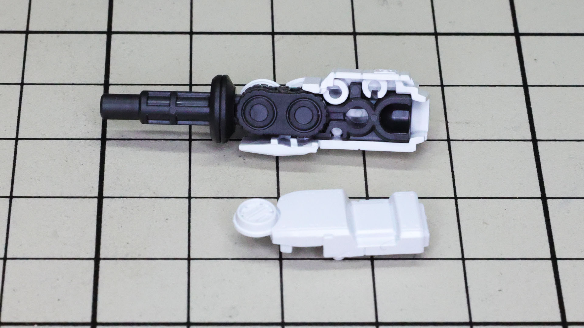 メカフレームを装甲に組み込んでいきます