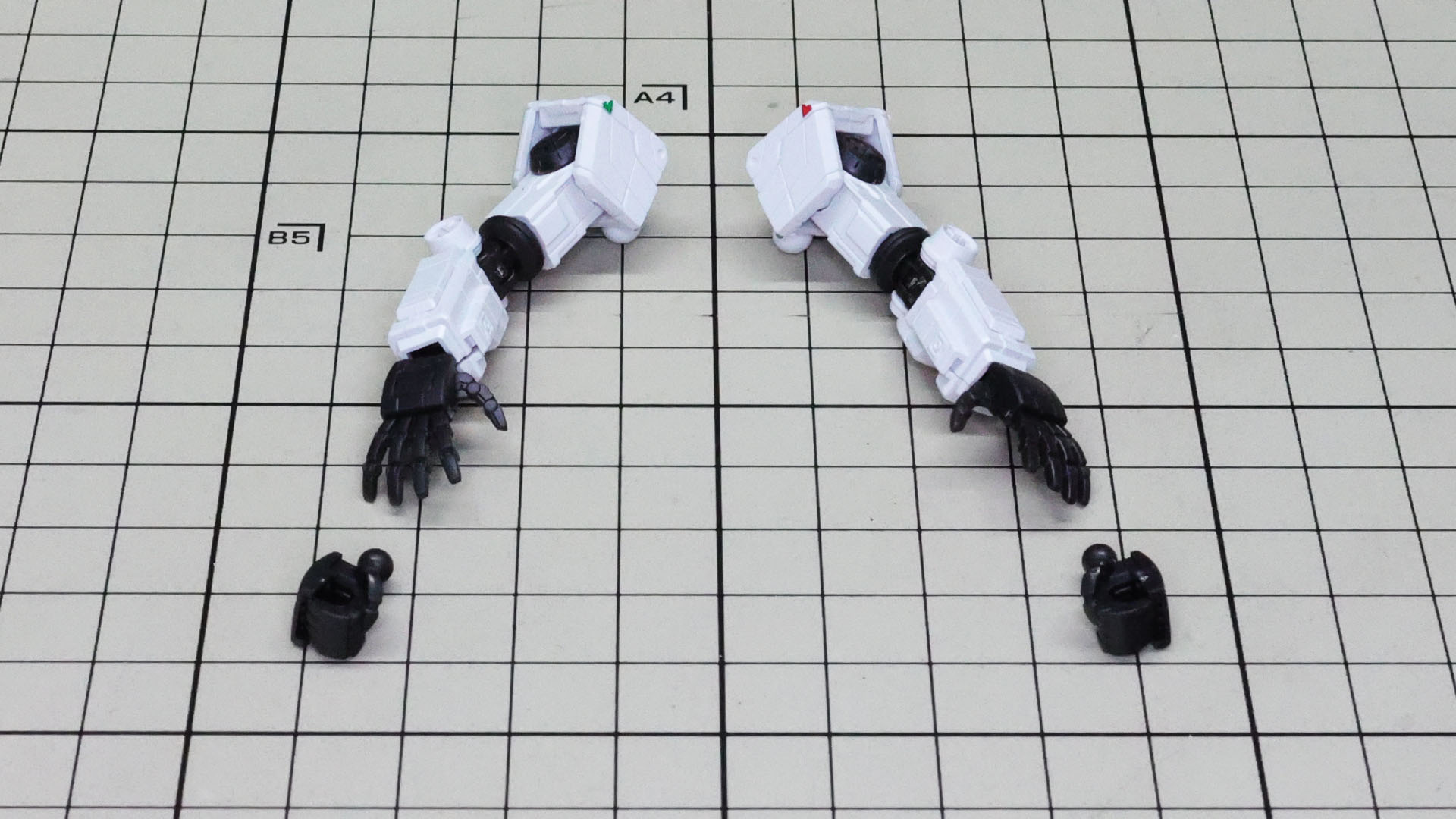 両腕完成しました。機体の左右を表す灯火のシールは左が赤です