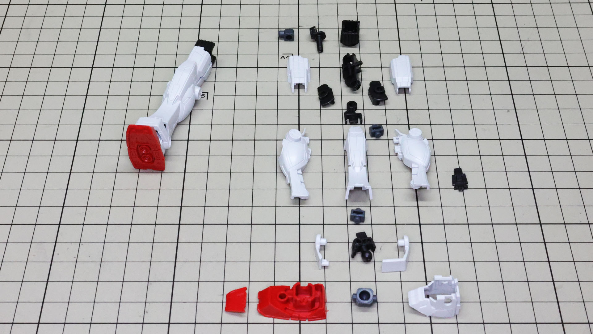 右脚を組んであります。必要な部分にメカフレームを用意してあり、腕部同様こちらもすばらしい関節保持能力と可動性能を持っています