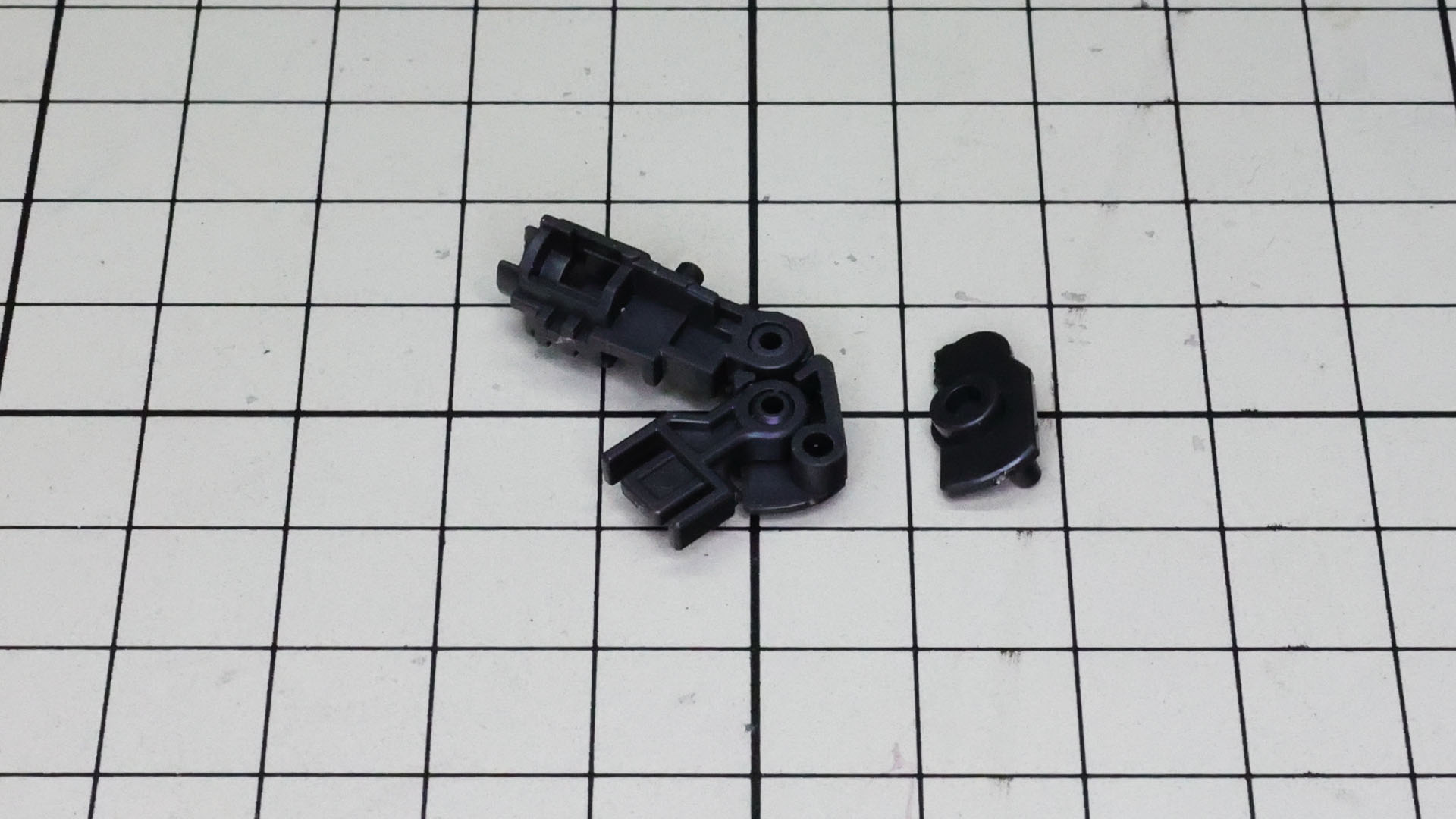 大きく曲がる膝関節のメカフレームを組みます