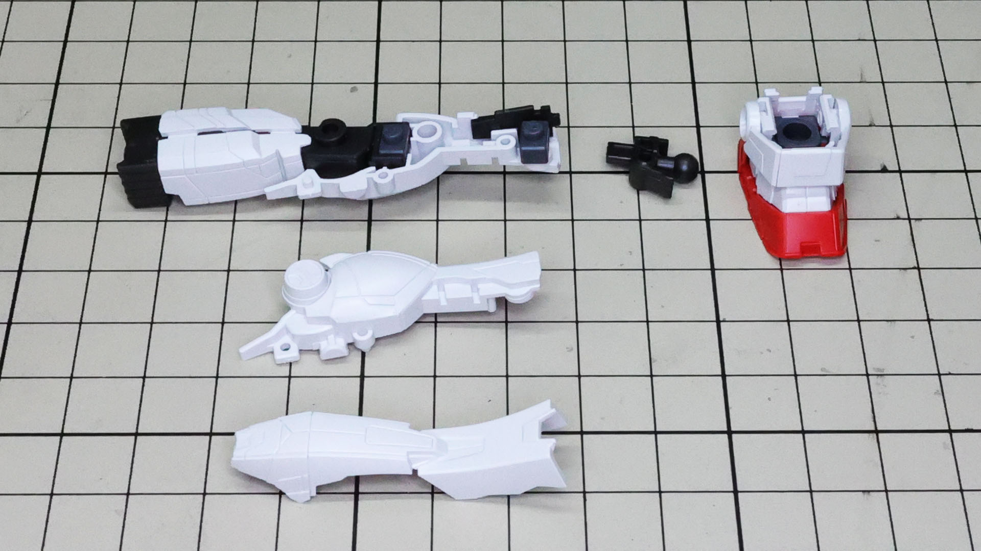 脛下部にメカフレームを組み込んでいきます