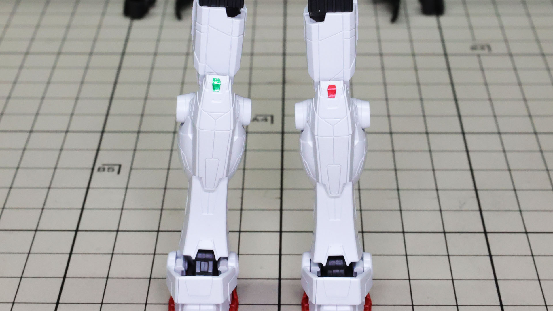 各部をドッキングさせて脚部完成