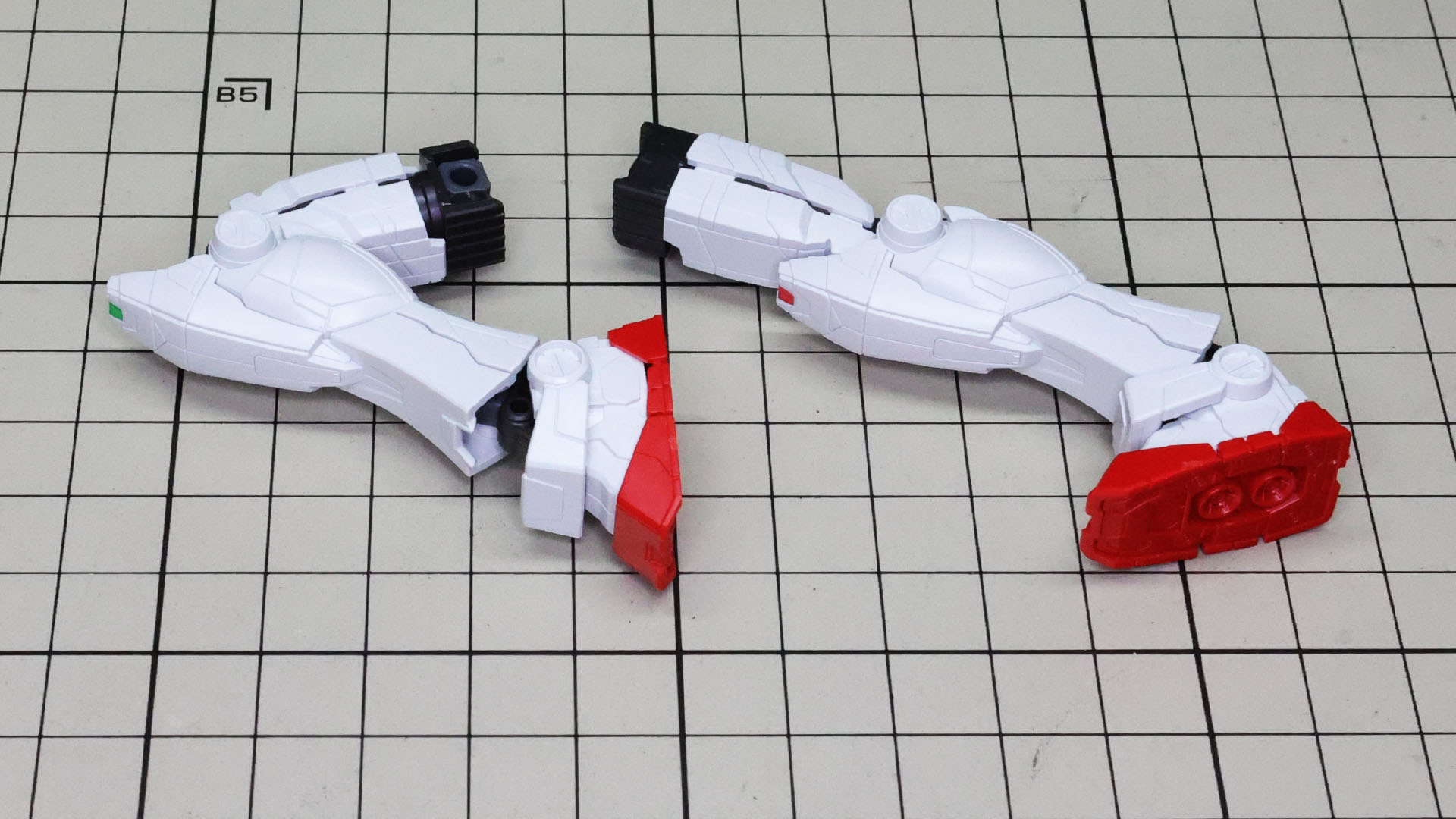 膝の二重関節で大きく曲がる脚部。ソールも大きく動かせます