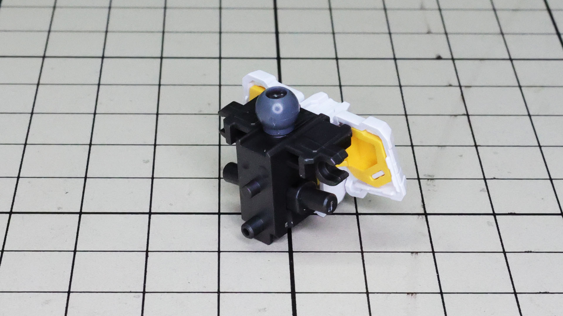 黄色のヘリウムコア、リアは装甲パーツ裏から組み込んでメカフレームと組み合わせます