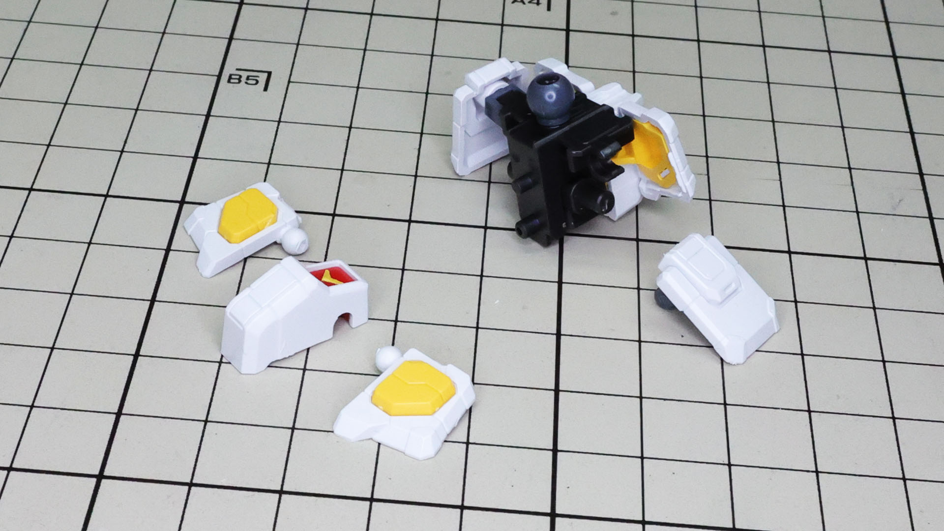 フロントアーマーは分割の指示があります。これは後にガンダム像状態を再現するためです