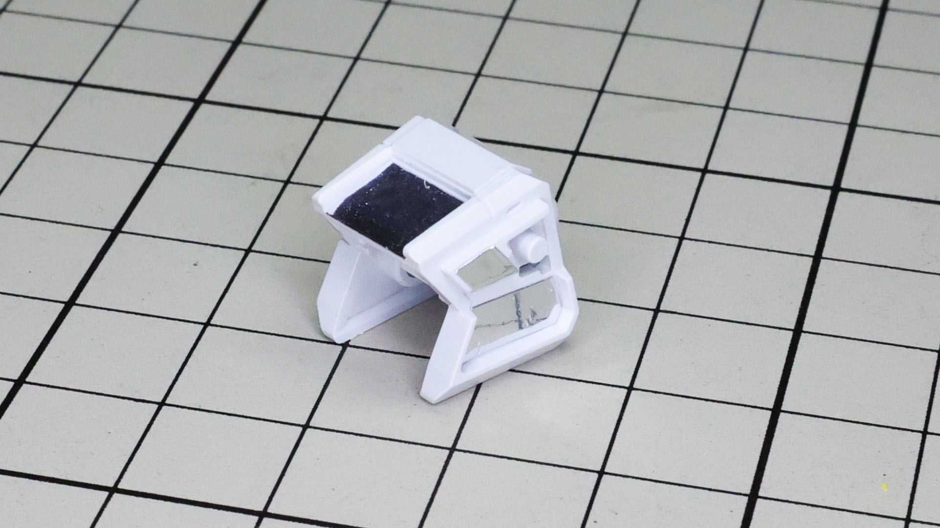 肩アーマー上面や側面にシールを貼りこんでいきます