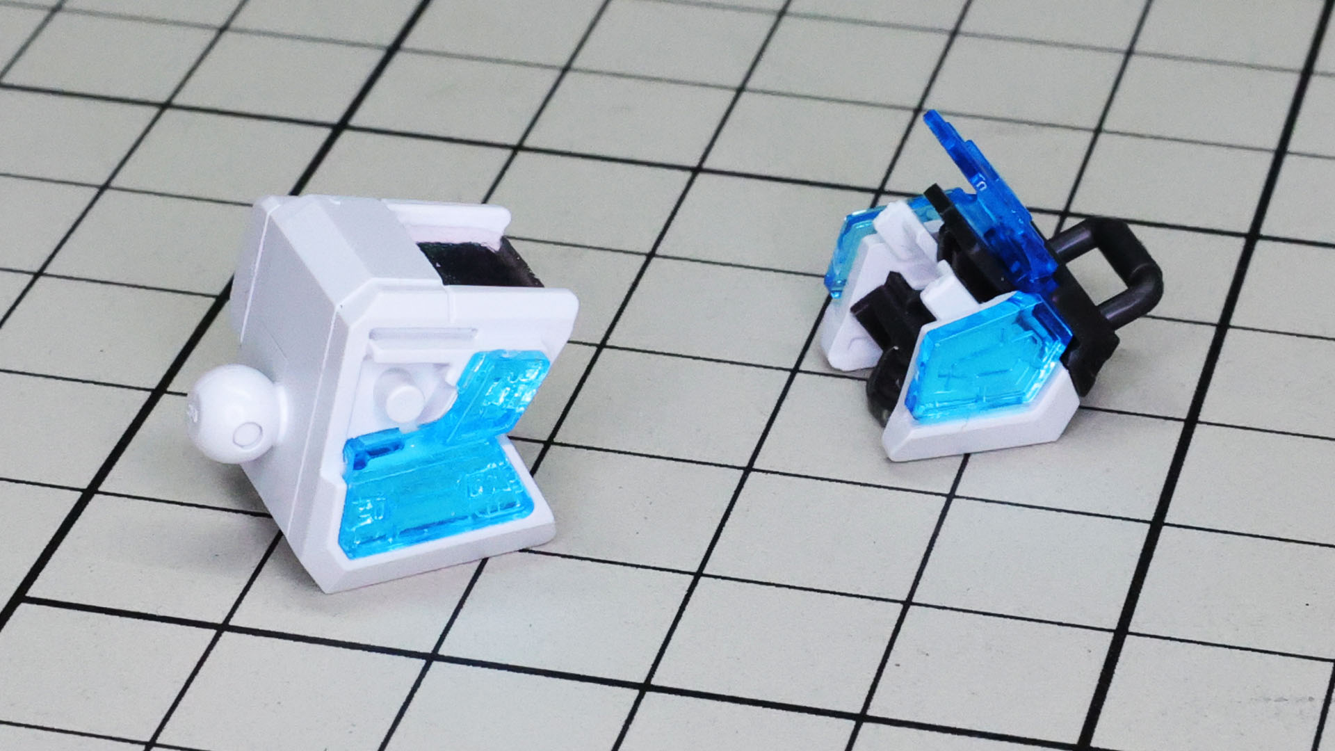 シールを抑え込む形でブルーのクリアパーツをはめこんでいきます。パーツはキレイに切り取ります