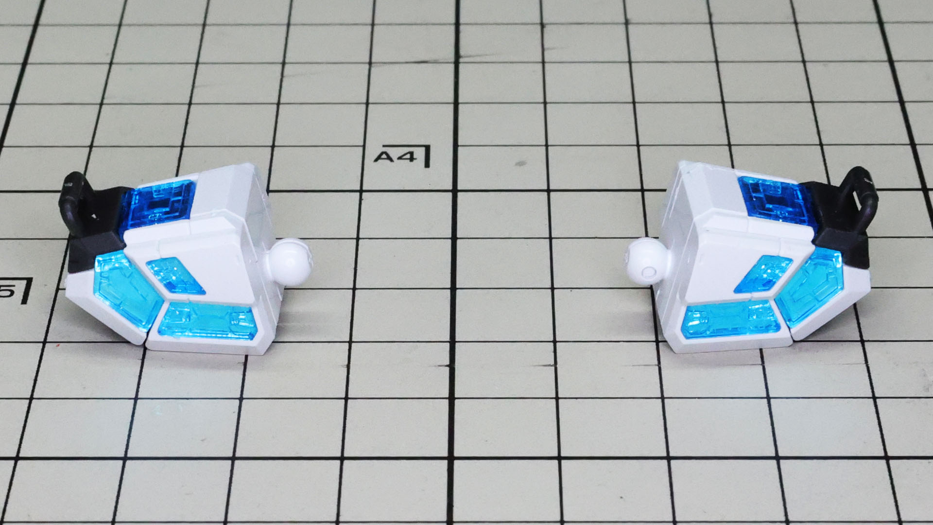 さらにパーツを組み付けることで一体化していたクリアパーツが分割される秀逸な設計＆デザインになります