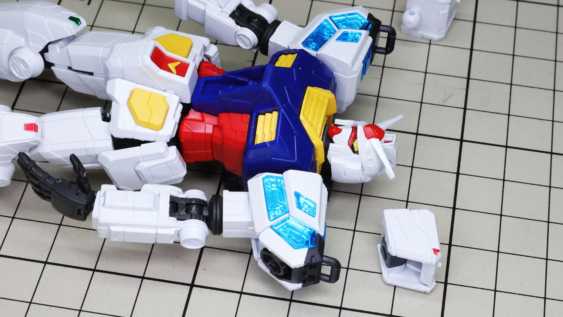 肩アーマーを交換してみました。全身出来上がると想像以上にキレイそうです！