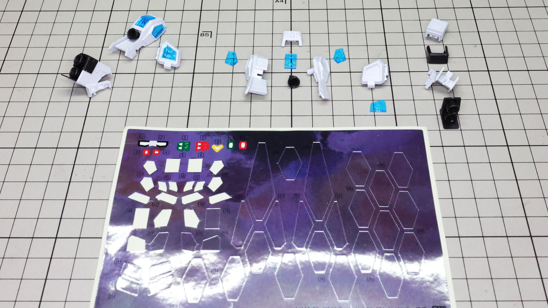 続いて脚部の増加装備を組んでいきます。上左が右脚用を組んだもの、上中右が左脚用、下がシールです