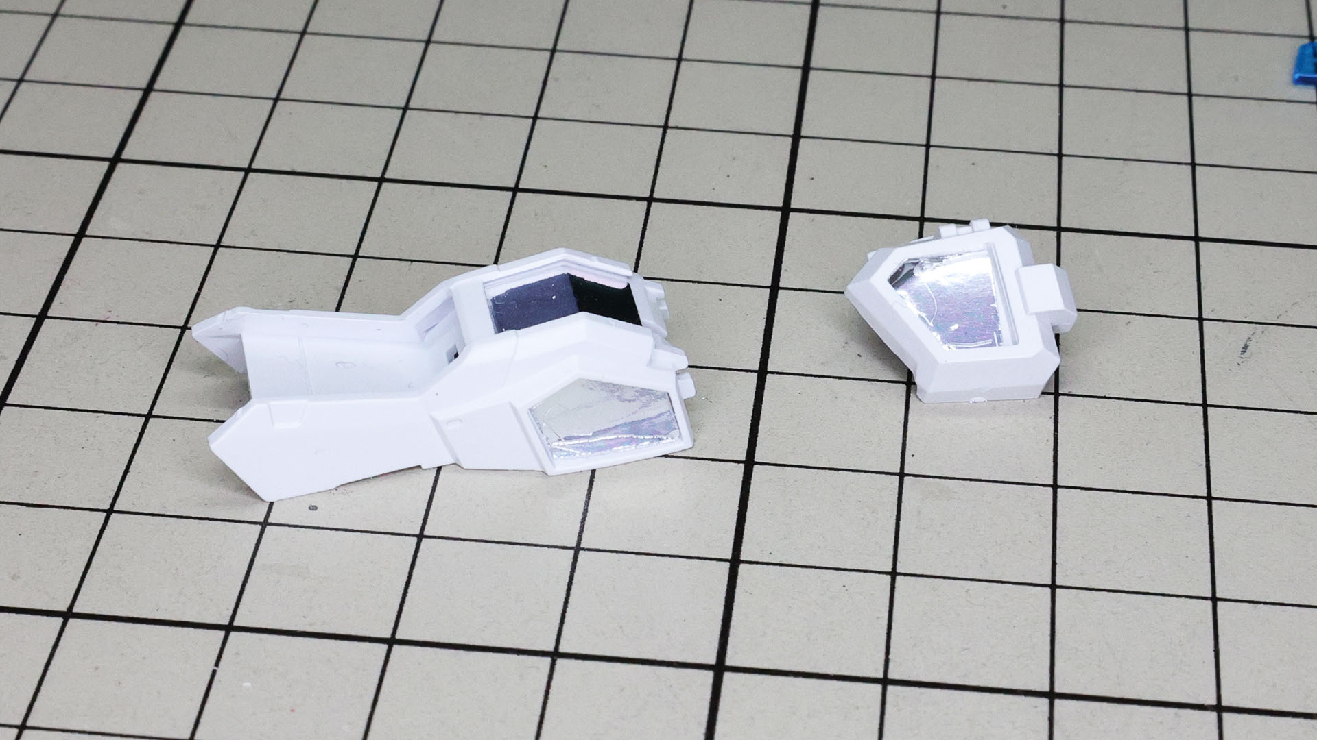 肩アーマーと同様にパーツにシールを貼りこんで……