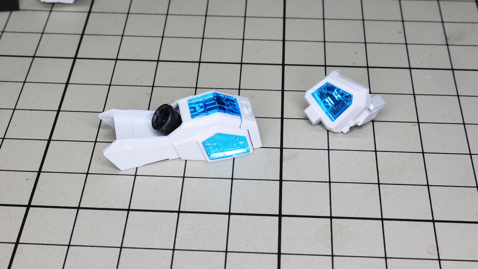 ブルーのクリアパーツを取り付けて完成です