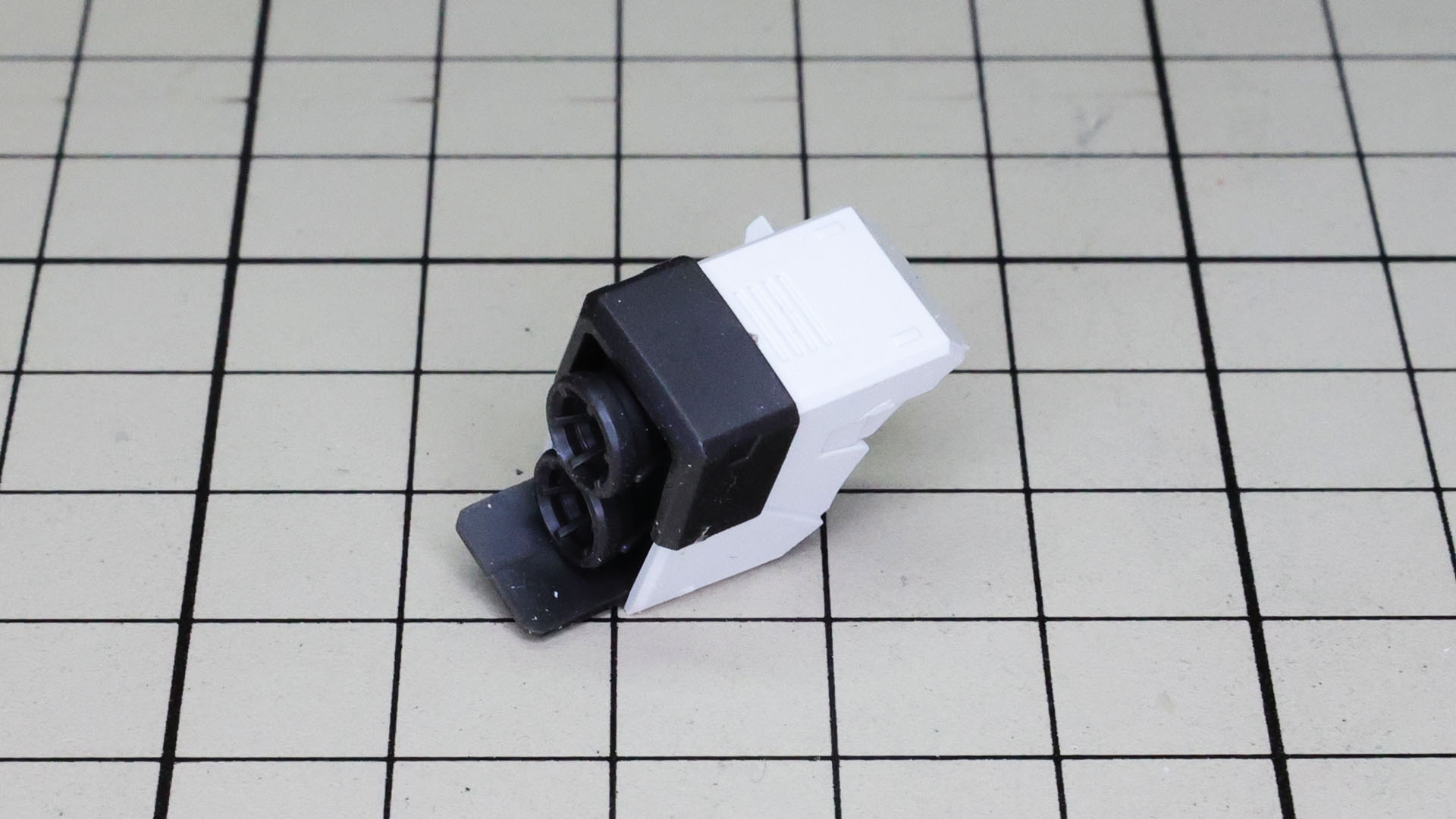 脚部の前後と外側から増加装備を取り付けていきます