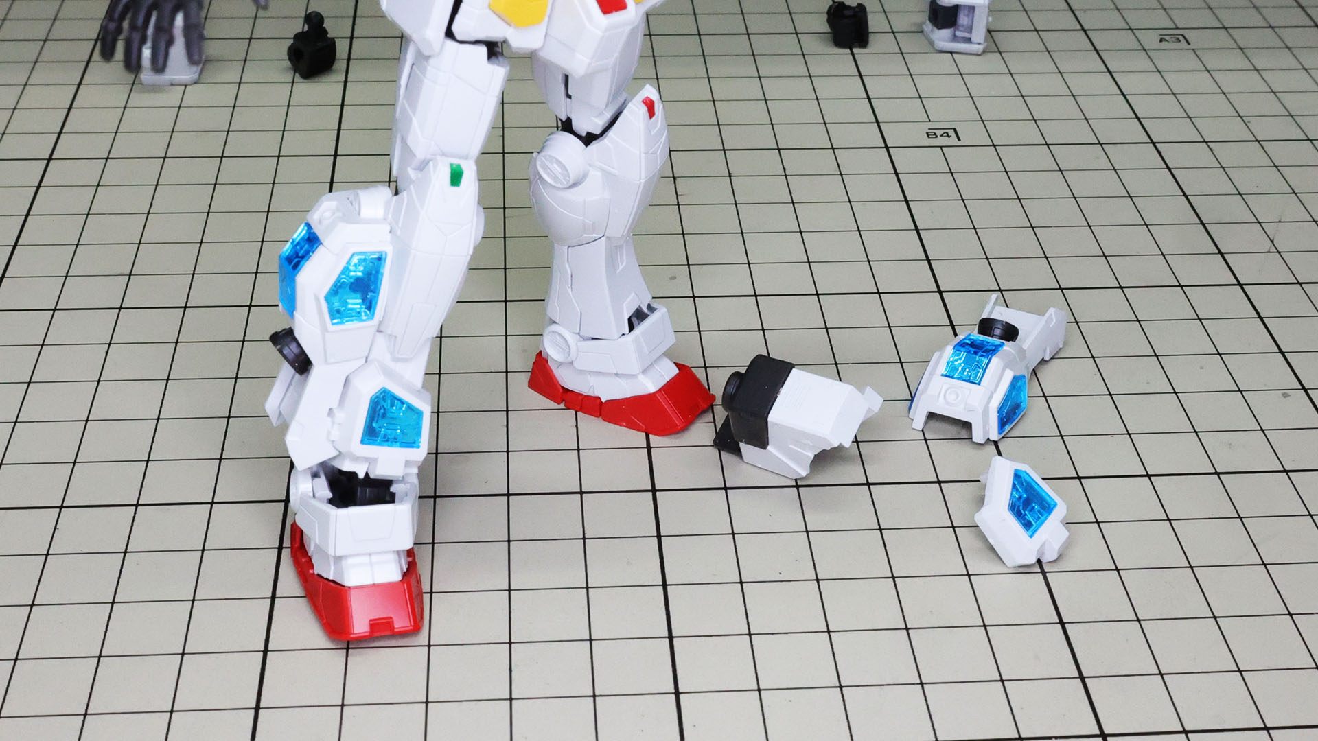 脚部の前後と外側から増加装備を取り付けていきます