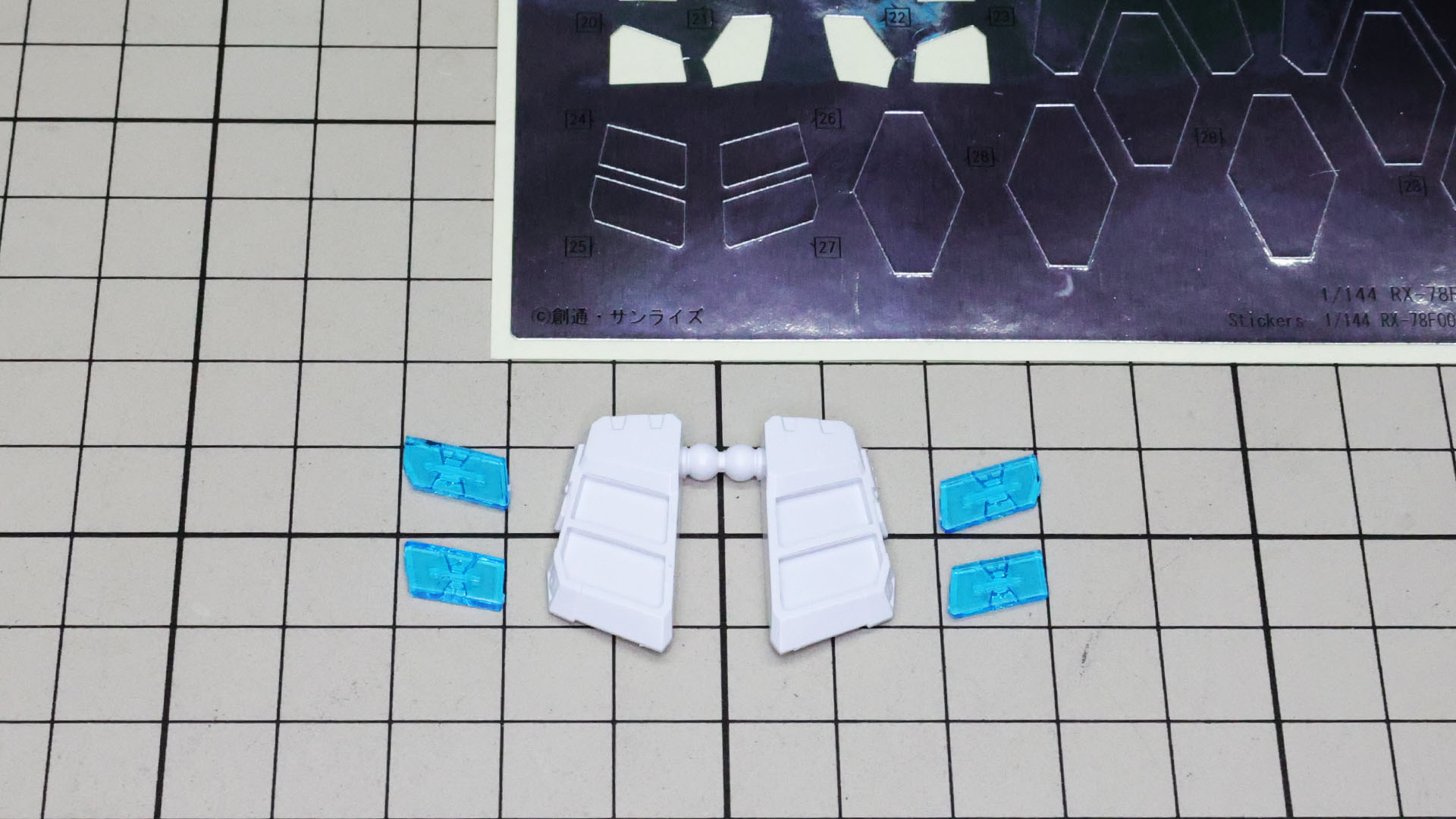 腰部・フロントアーマーを組んでいきます。シール、クリアパーツを組み込んでいきます