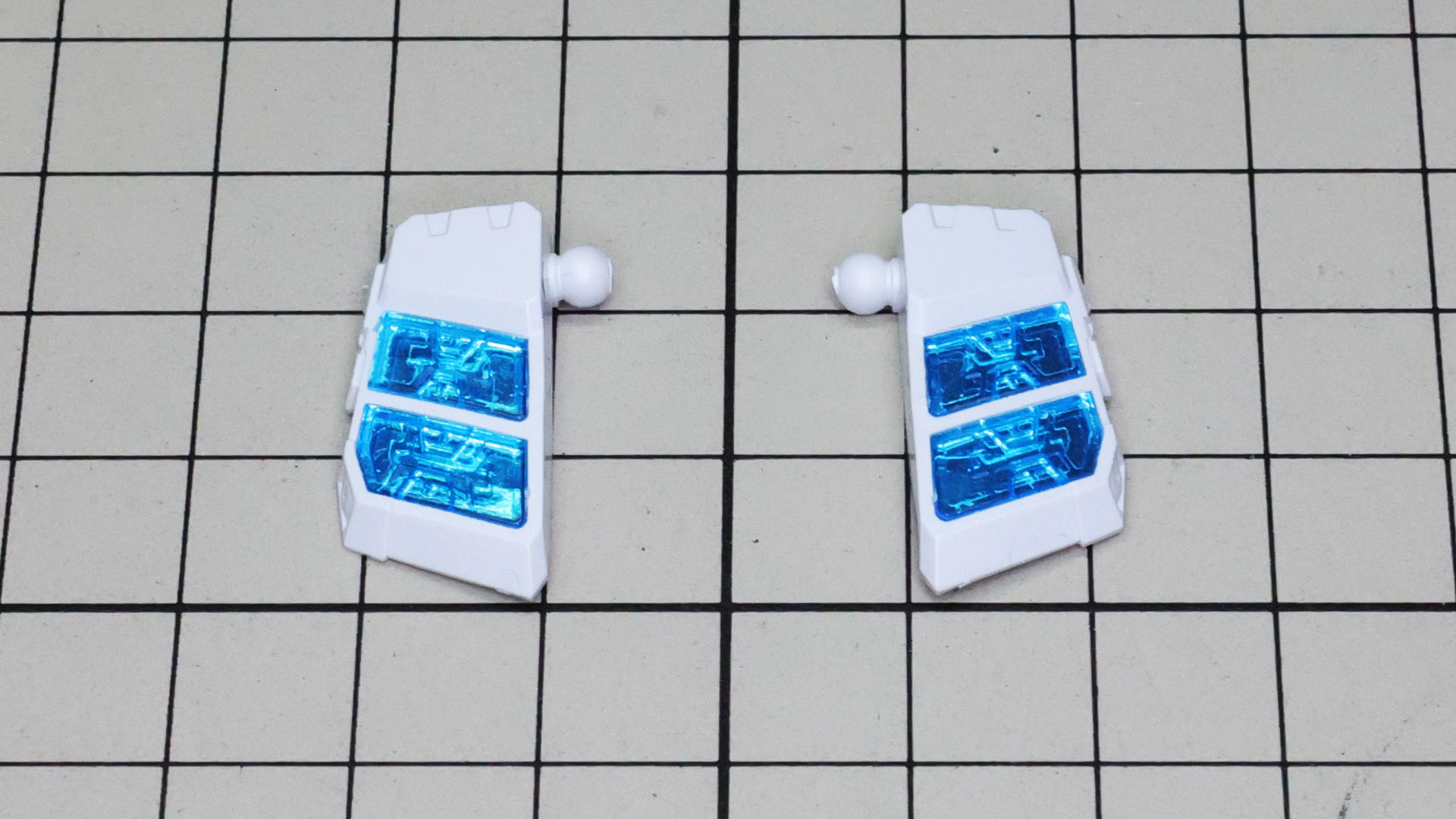 素体のフロントアーマーを外してグラスフェザー装備のフロントアーマーに換装し、ガンダム本体はこれで換装終了です