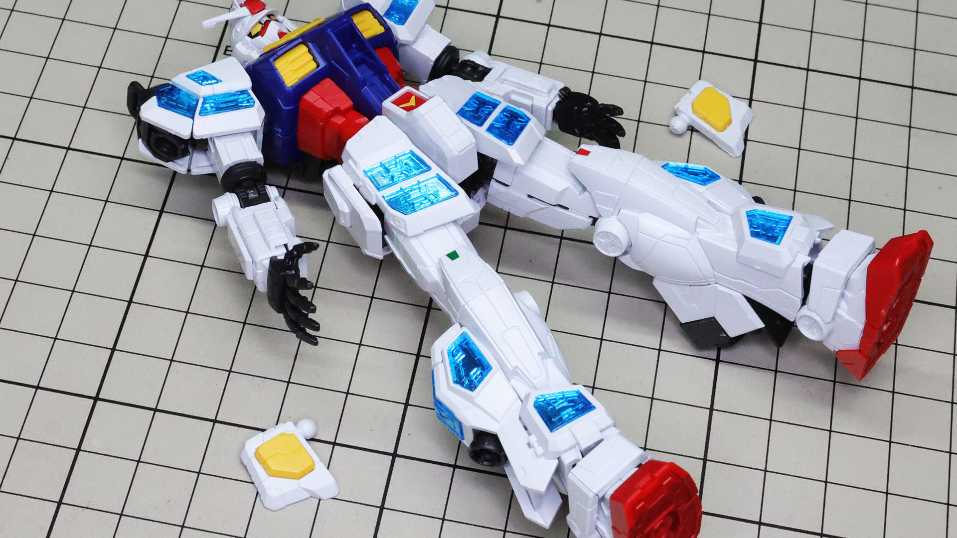 素体のフロントアーマーを外してグラスフェザー装備のフロントアーマーに換装し、ガンダム本体はこれで換装終了です