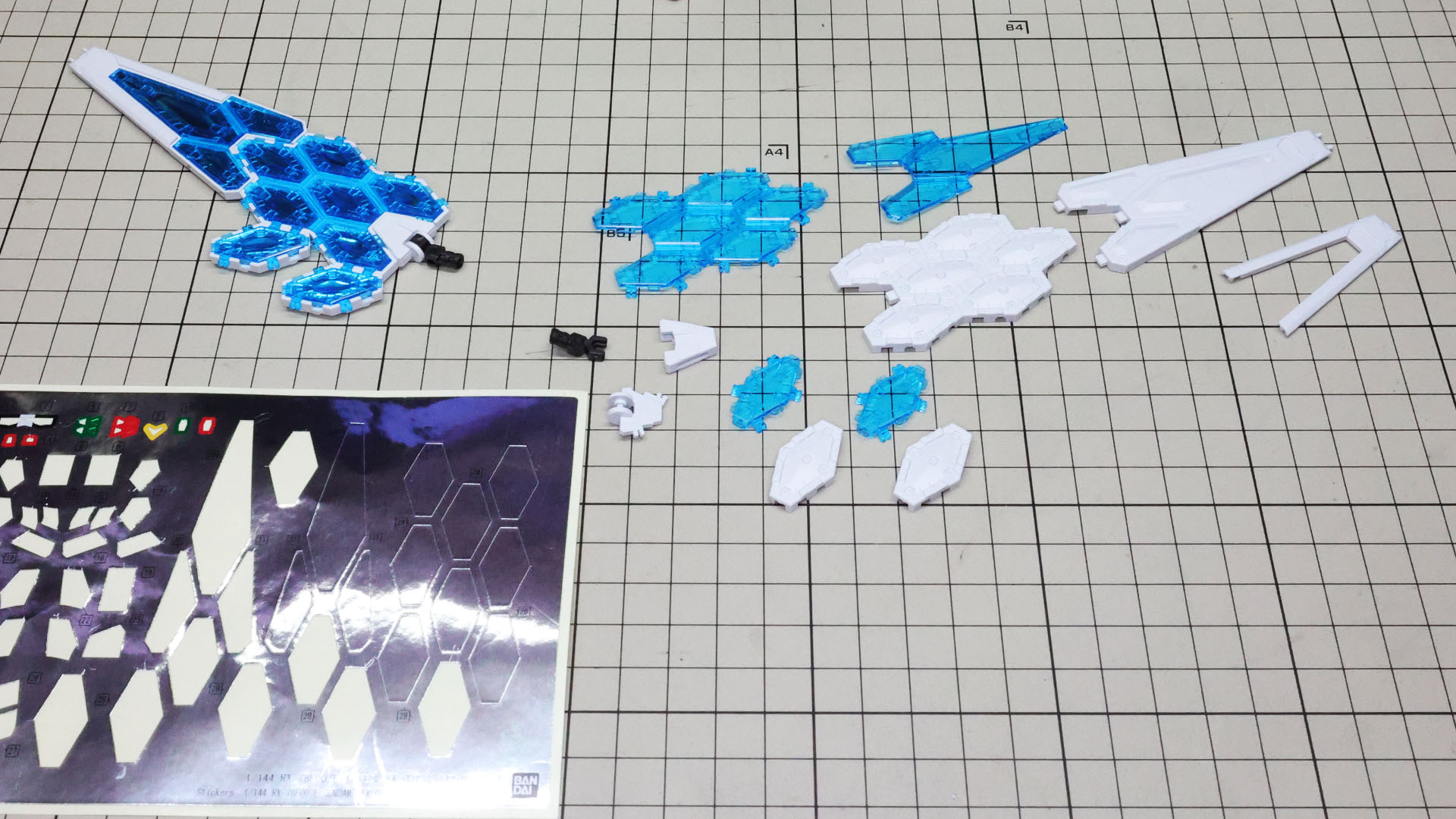 まずはウイングから組んでいきます。上左に右側用のウイング、中央から右が左用のパーツ群です