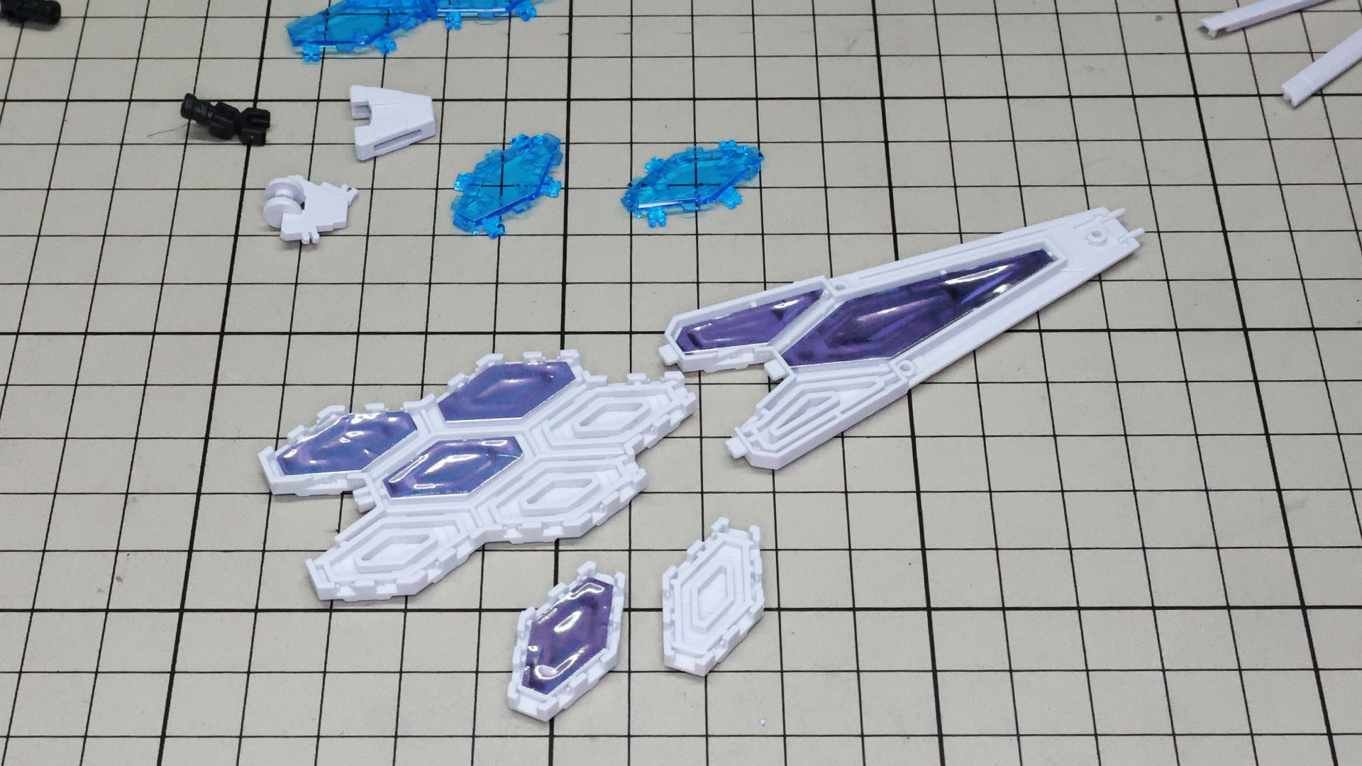 ブルーのクリアパーツが付くところにシールを貼りこんでいきます。貼る面を間違わないように！