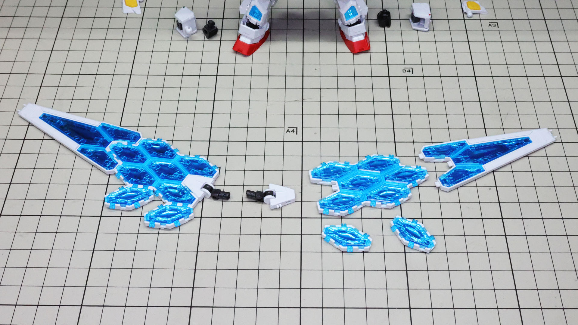 ブルーのクリアパーツを組み込みます。キットでは大型2つ小型2つに分離でき、それぞれをスタンドへ装着すためのジョイント（後述）も用意されます