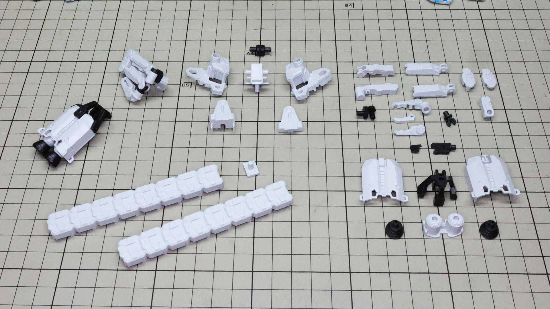 バックパック本体を組んでいきます。上左に左側用のアームと推進機、上中にバックパック本体、上右に右側用のパーツ群、下中右にコンテナのパーツ群です