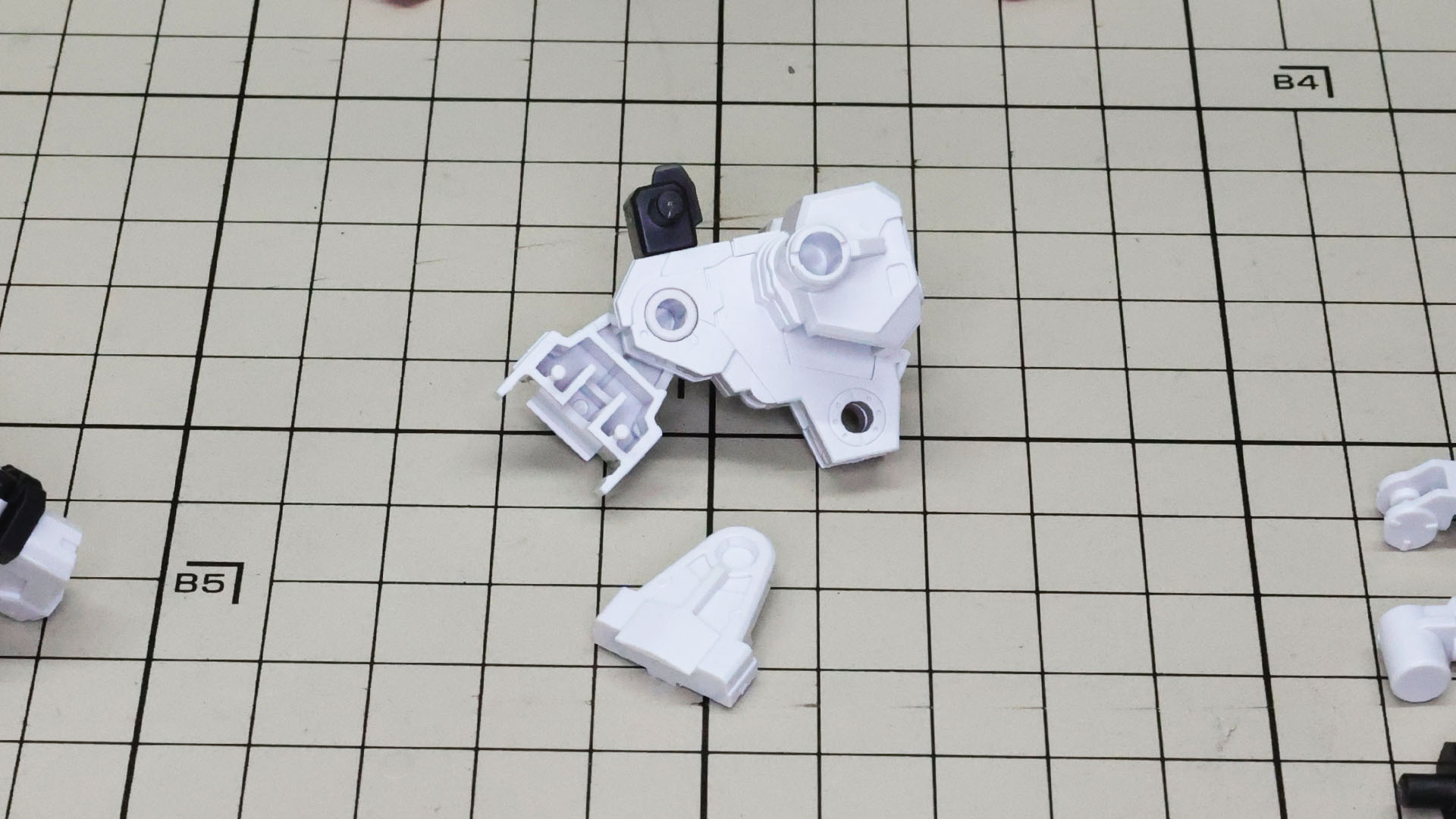 バックパック本体には各装備の取り付け軸や穴が用意されています。コンテナ接続用の可動部もあります